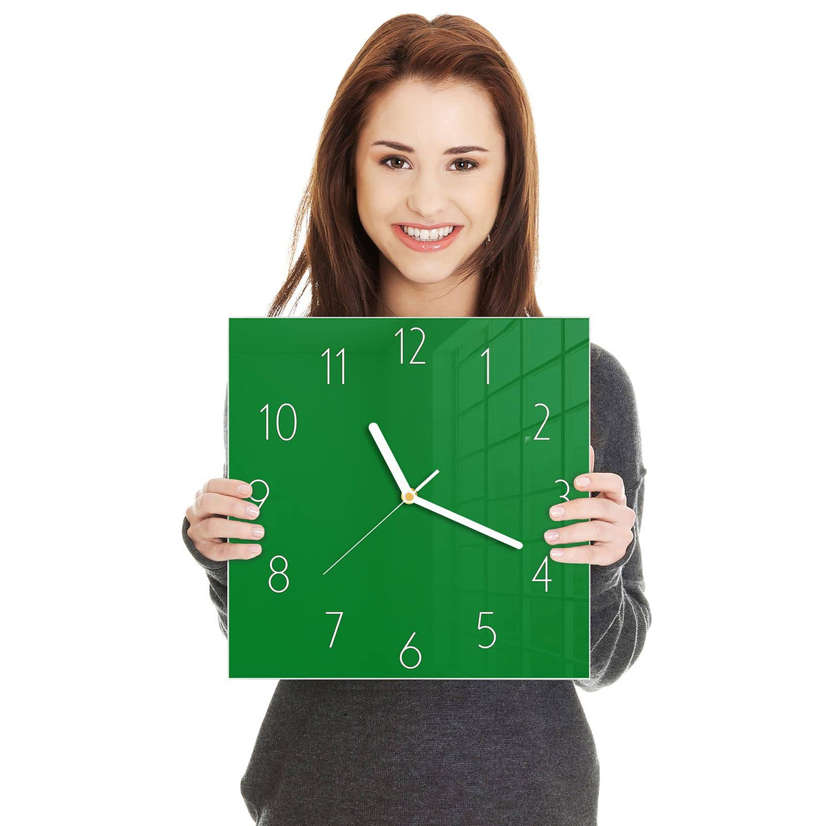 Quadratische Wanduhr aus Glas Smaragdgrün in zwei Händen gehalten – Größenvergleich, 30 × 30 cm
