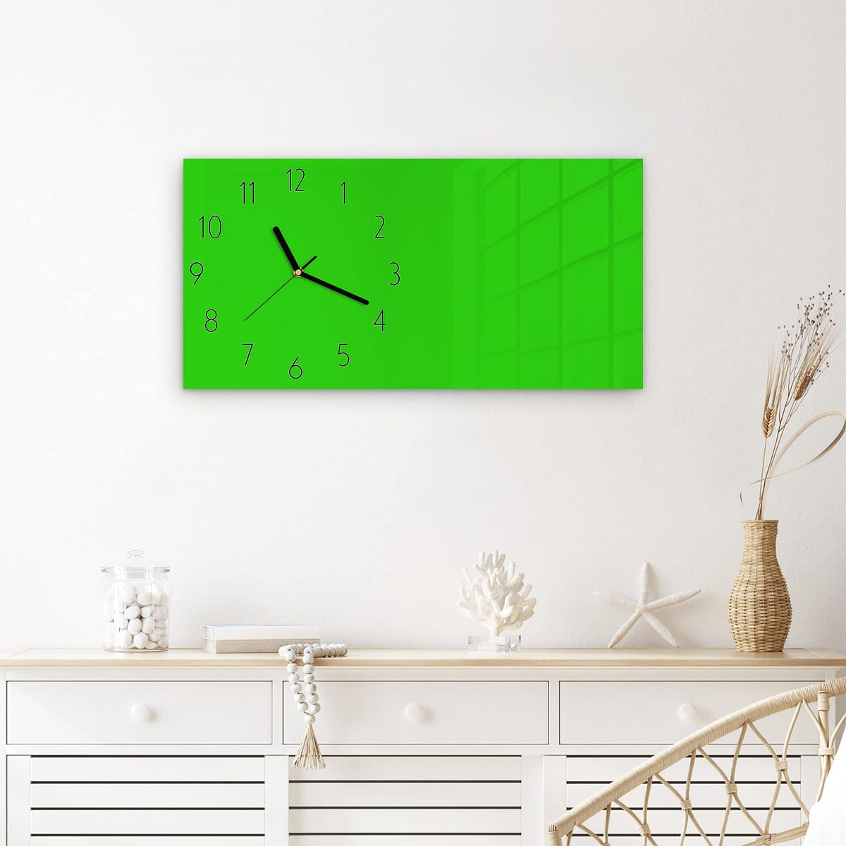 Wanduhr Neongrüner Hintergrund aus Glas – Querformat 60 × 30 cm – Knalliges Neongrün als reine Fläche