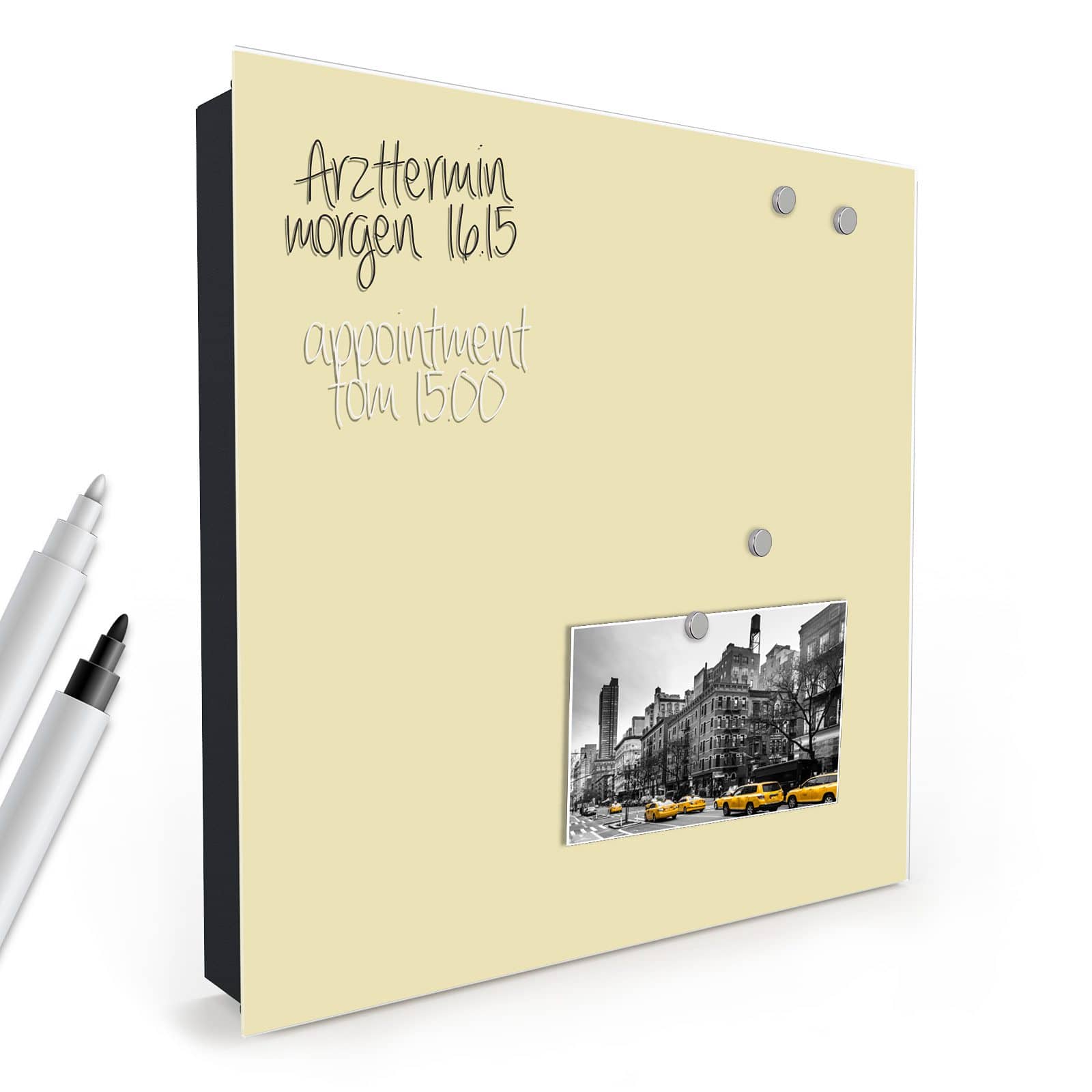 Pflegeleichte Schlüsselbox mit Motiv Beiger Hintergrund in schräger Produktansicht mit Zubehör