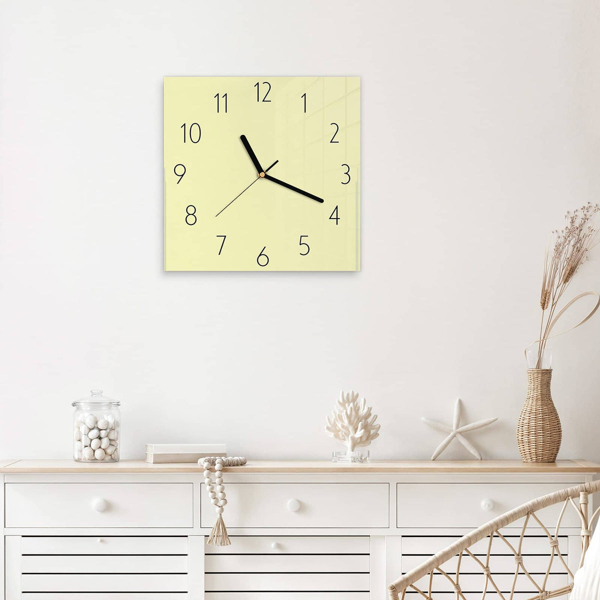 Wanduhr Hellgelber Hintergrund aus Glas – Quadratisch 30 × 30 cm – Blasses Gelb als helle Fläche