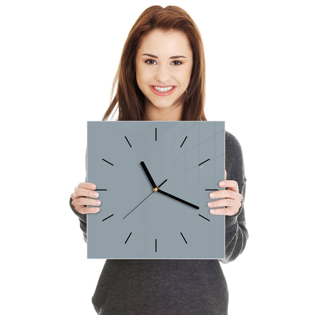 Quadratische Wanduhr aus Glas Schiefergrau in zwei Händen gehalten – Größenvergleich, 30 × 30 cm