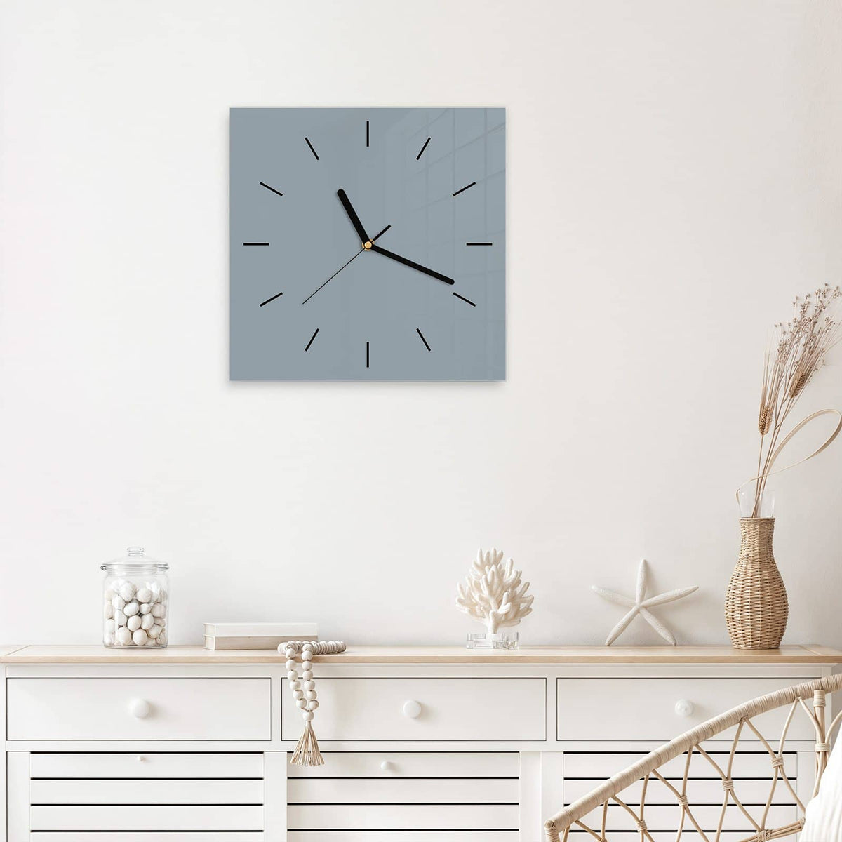 Quadratische Wanduhr aus Glas Schiefergrau mit Ziffernblatt Linie über einem weißen Sideboard
