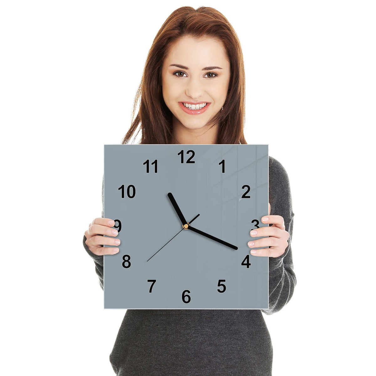 Quadratische Wanduhr aus Glas Schiefergrau in zwei Händen gehalten – Größenvergleich, 30 × 30 cm