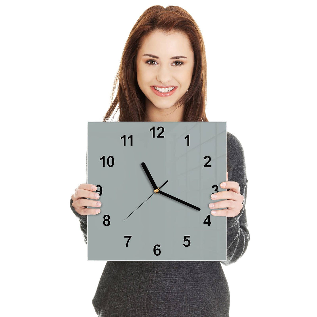 Quadratische Wanduhr aus Glas Nebelgrau in zwei Händen gehalten – Größenvergleich, 30 × 30 cm