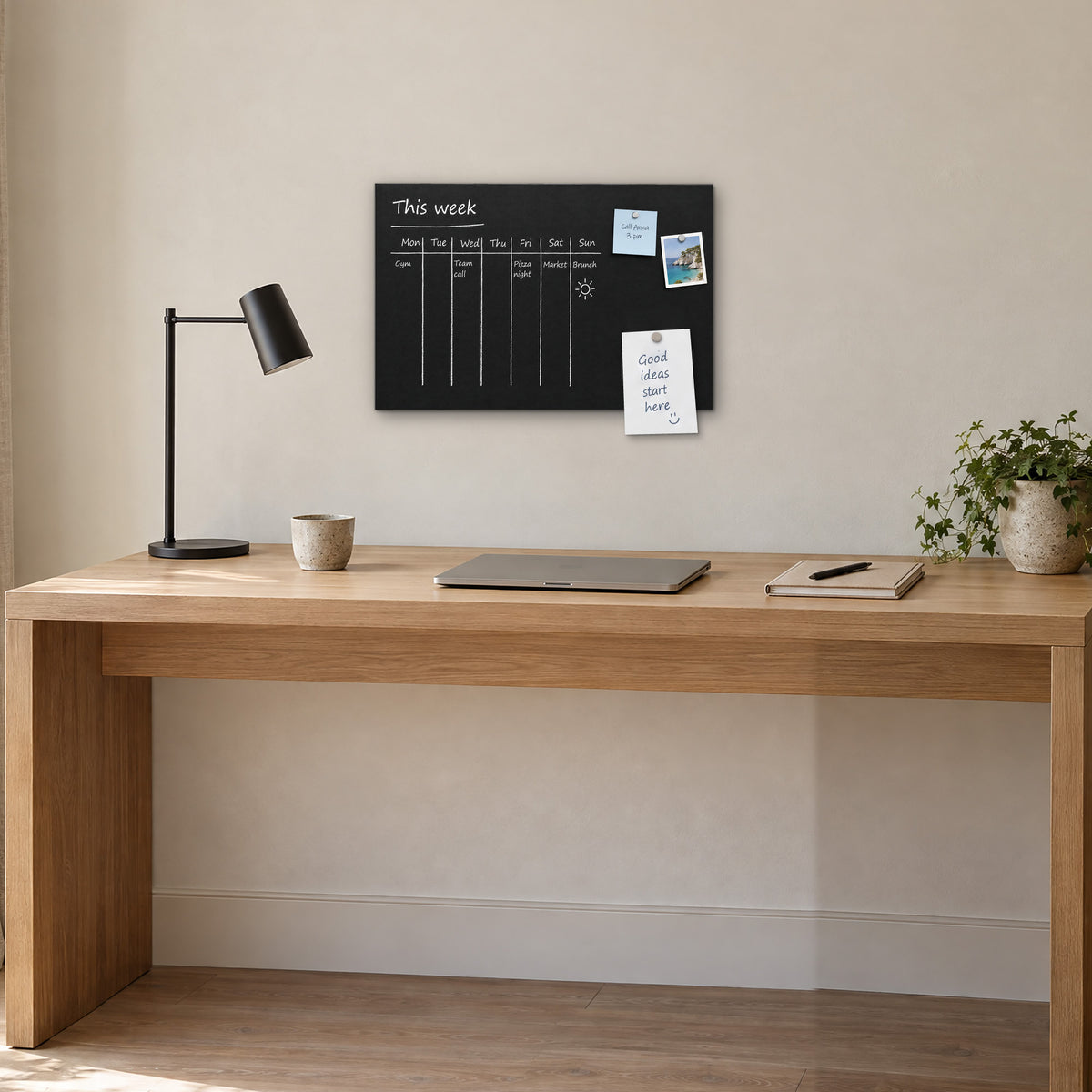 Kreidetafel 40 × 60 cm im Querformat über dem Schreibtisch im Arbeitszimmer