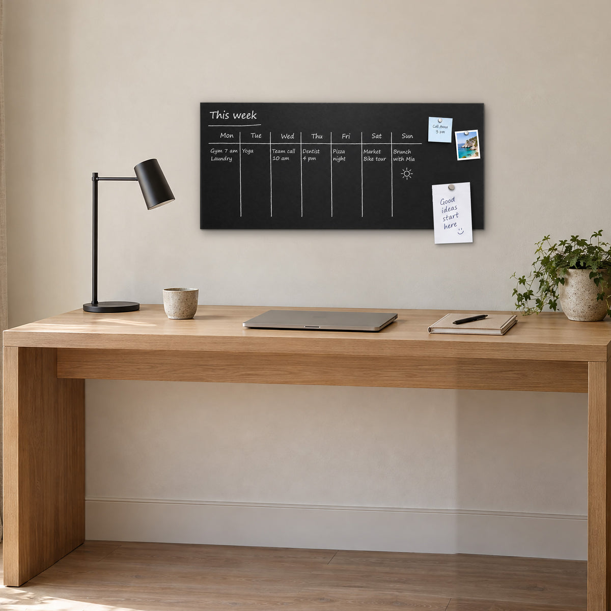 Kreidetafel 40 × 90 cm im Querformat über dem Schreibtisch im Arbeitszimmer