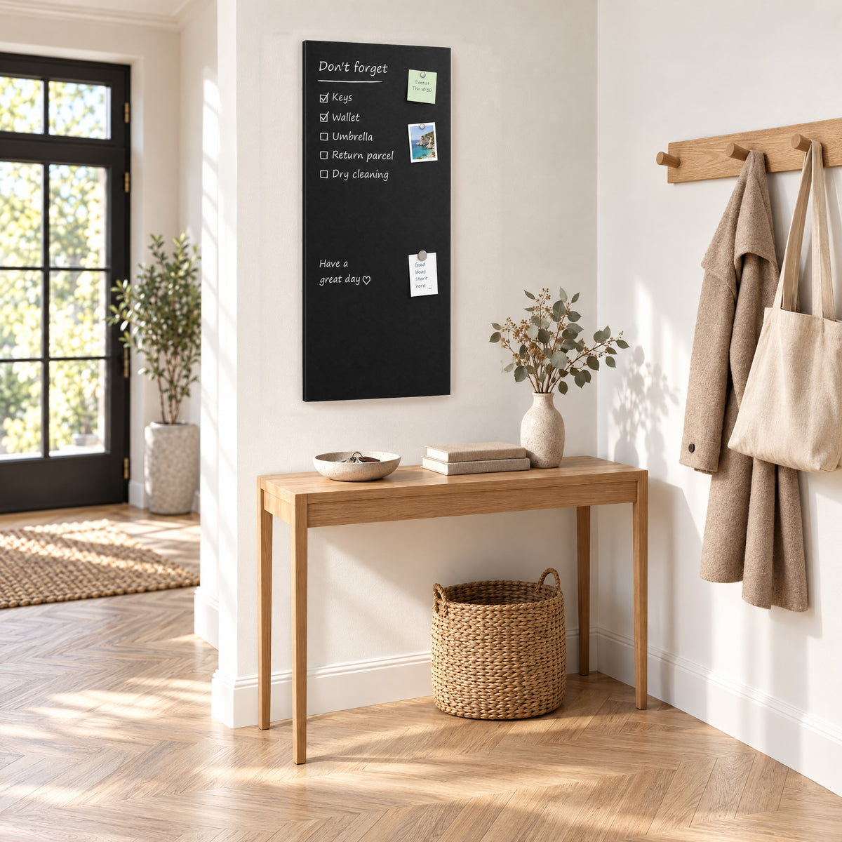 Magnetische Kreidetafel 40 × 90 cm im Flur als Familien-Pinnwand