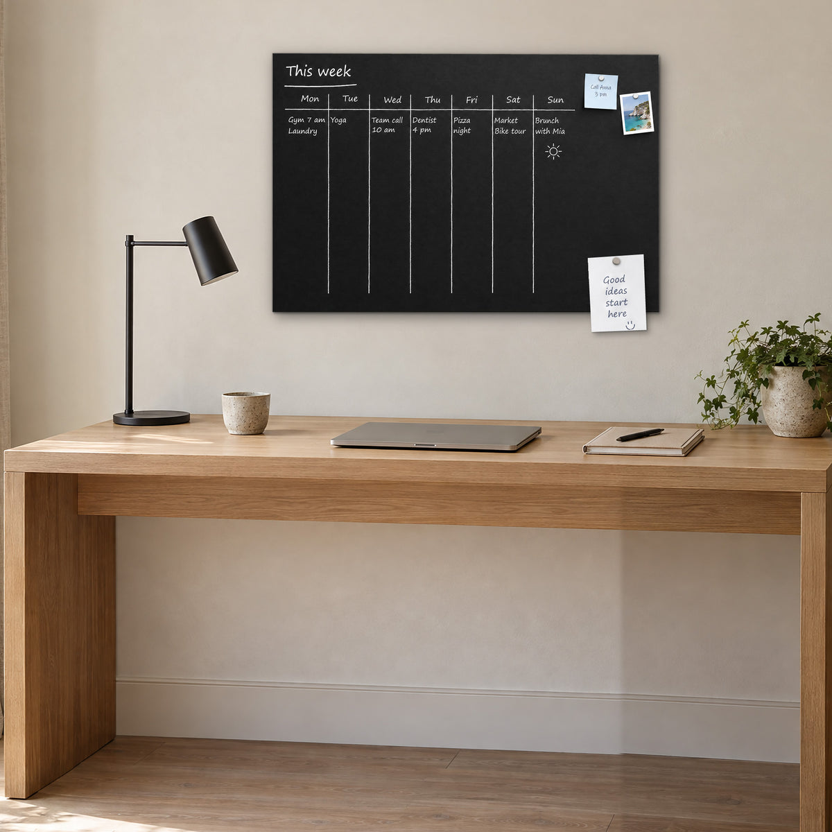 Kreidetafel 60 × 90 cm im Querformat über dem Schreibtisch im Arbeitszimmer