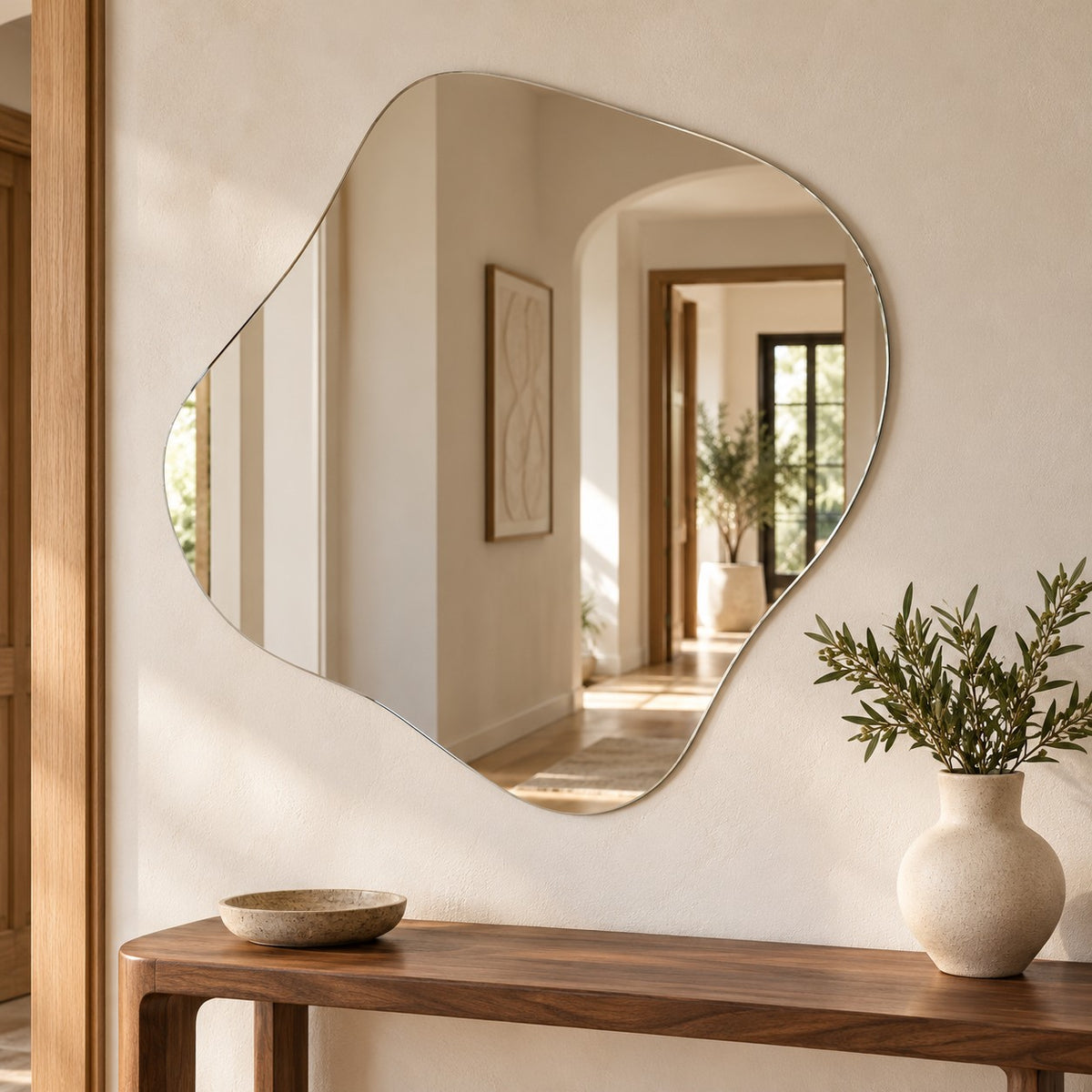Organischer Wandspiegel Insel 68 × 67 cm, rahmenlos, im Flur über einer Konsole #grösse_68 x 67 cm