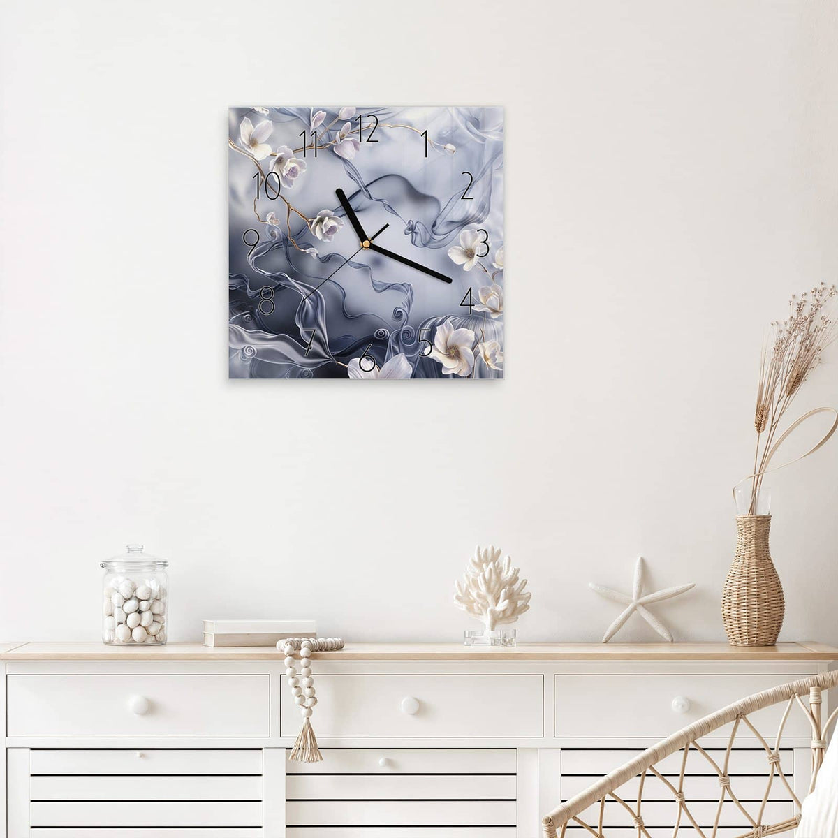 Wanduhr Weiße Blüten auf Seide aus Glas – Quadratisch 30 × 30 cm – Weiße Blüten auf goldenen Zweigen