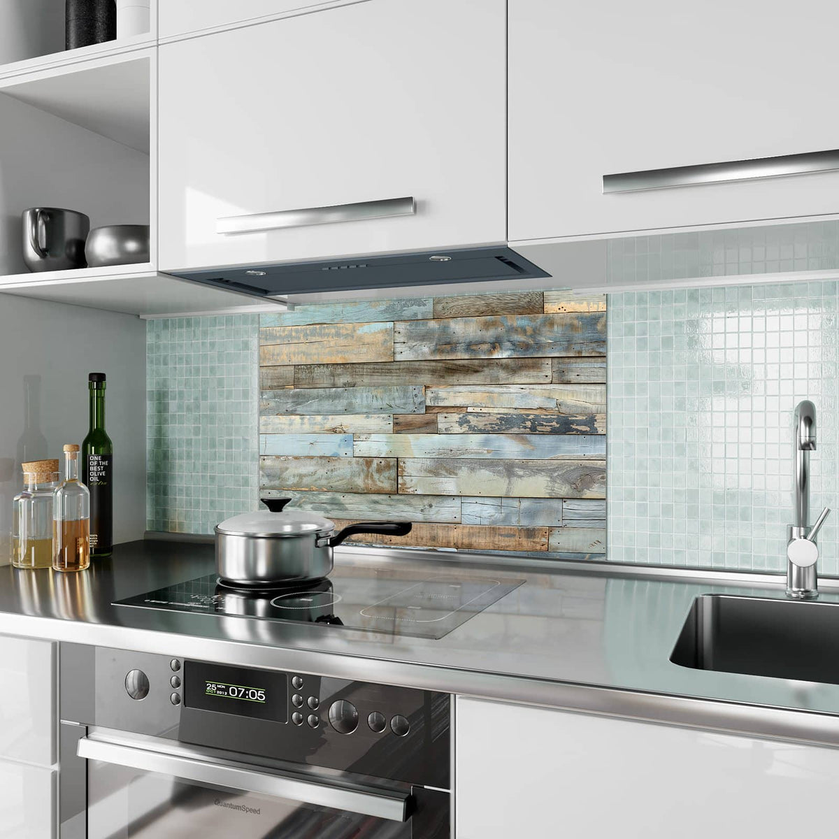Küchenrückwand aus Glas Holz in Blau und Braun im Hochformat als Spritzschutz hinter dem Kochfeld, über dem Fliesenspiegel montiert