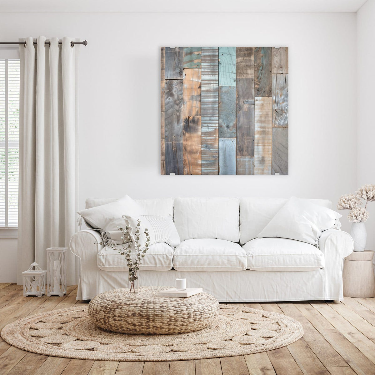 Patchwork unterschiedlich langer Altholzbretter in Grau, Braun und blassem Mint
