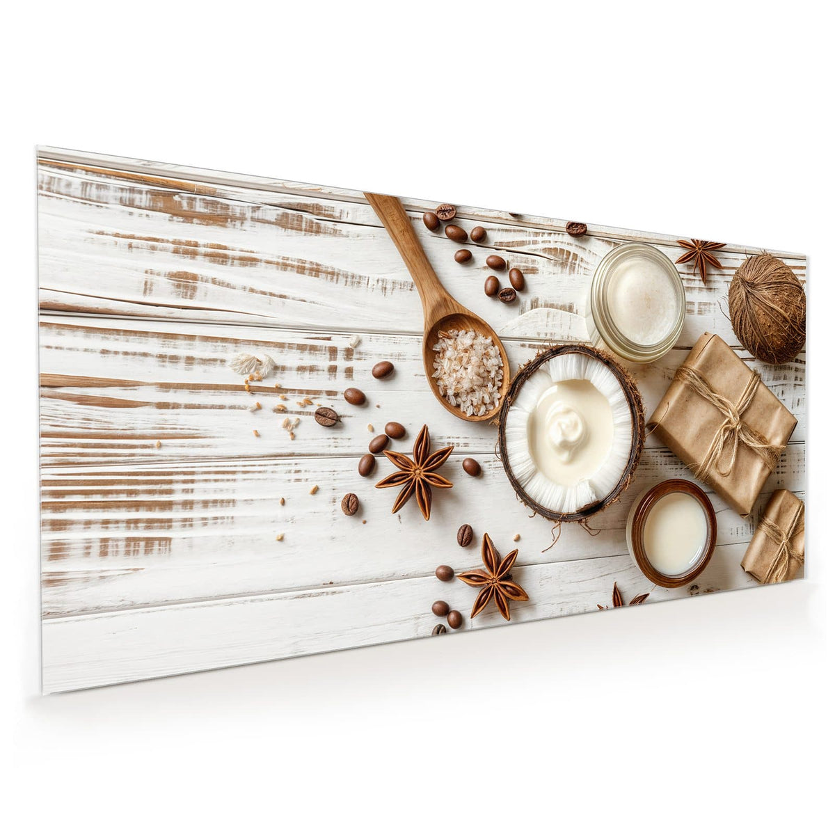 Flatlay auf weißem Holz: halbe Kokosnuss mit Creme, Cremetiegel, Kaffeebohnen, Anissterne, Salz im Holzlöffel, in Papier gewickelte Seifen