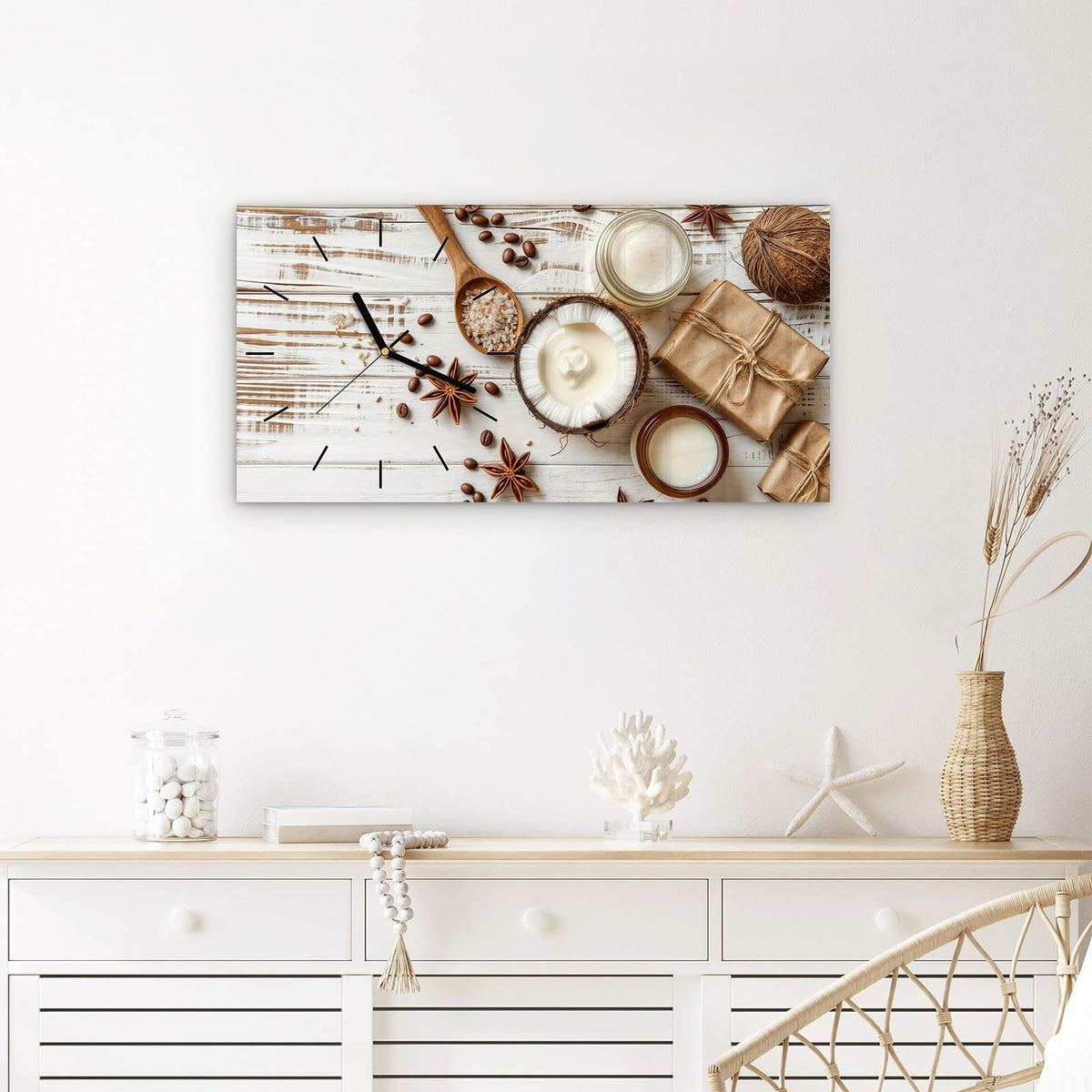 Wanduhr aus Glas im Querformat Kokosnuss und Kaffee mit Ziffernblatt Linie über einem weißen Sideboard