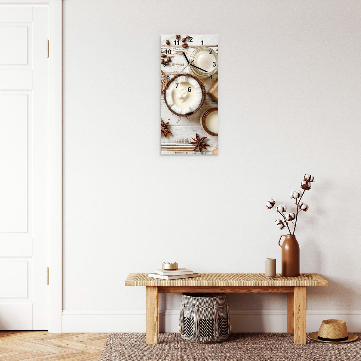 Wanduhr aus Glas im Hochformat Kokosnuss und Kaffee mit Ziffernblatt Modern über einer Holzbank im Flur