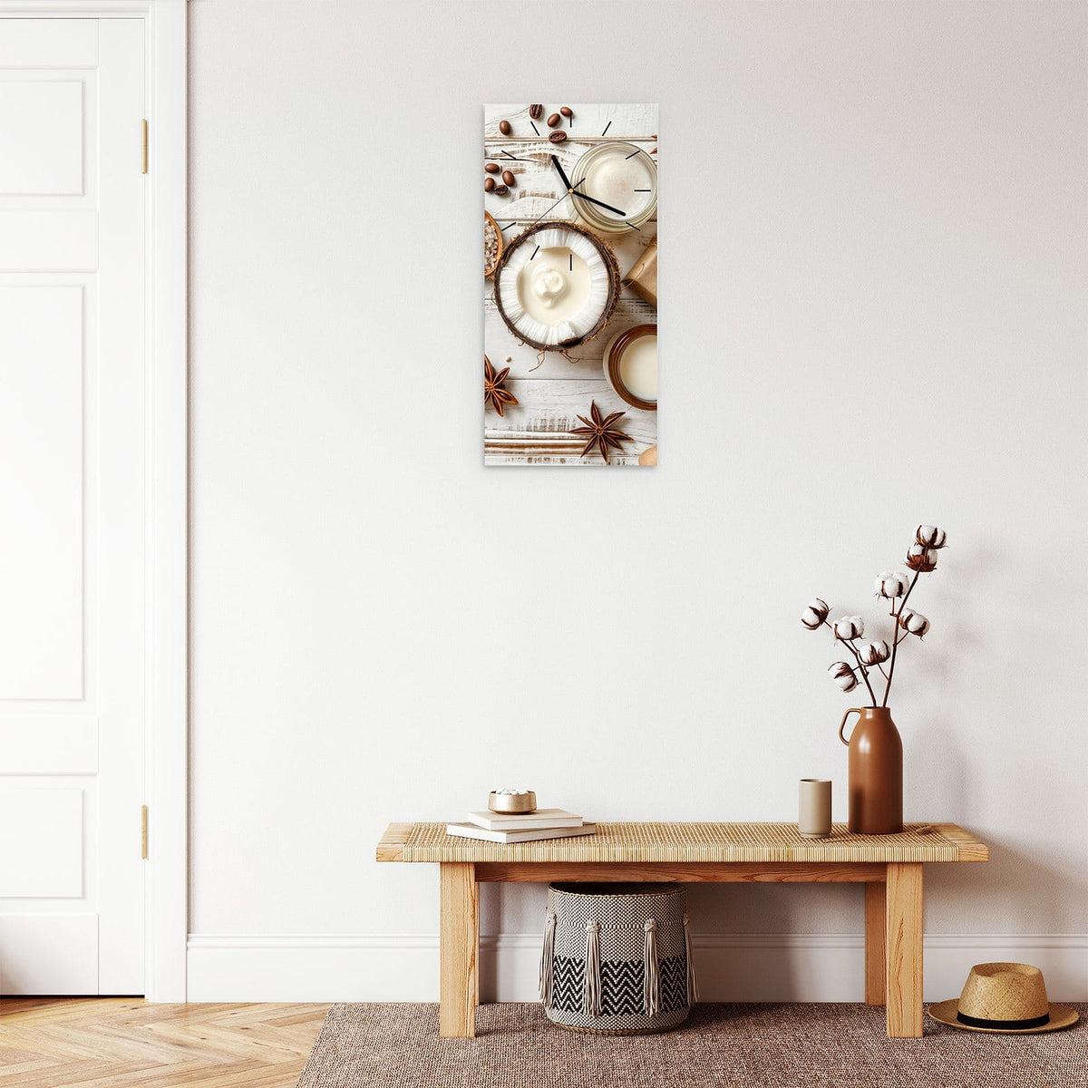 Wanduhr aus Glas im Hochformat Kokosnuss und Kaffee mit Ziffernblatt Linie über einer Holzbank im Flur