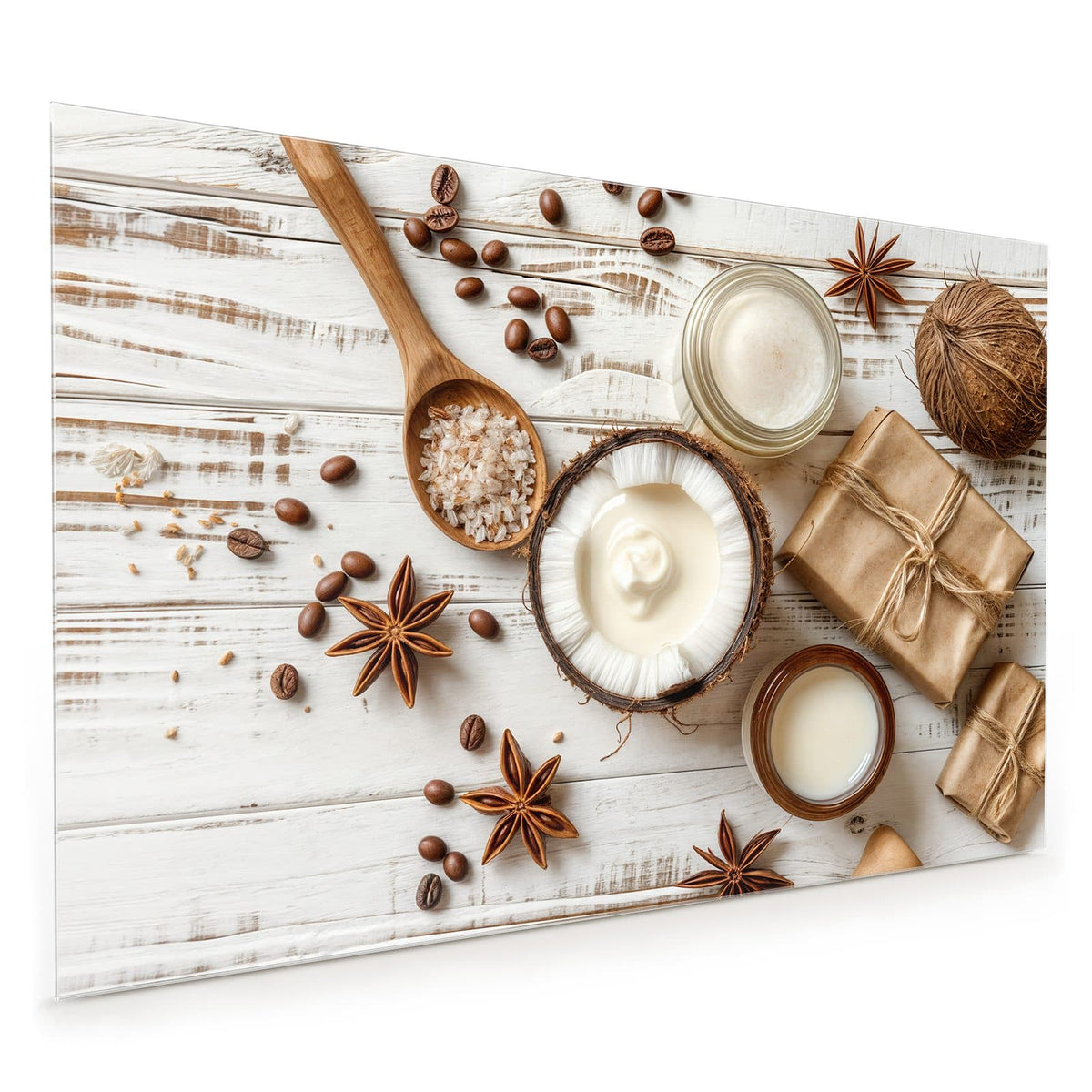 Küchenrückwand aus Glas im Hochformat: Flatlay auf weißem Holz: halbe Kokosnuss mit Creme, Cremetiegel, Kaffeebohnen, Anissterne, Salz im Holzlöffel