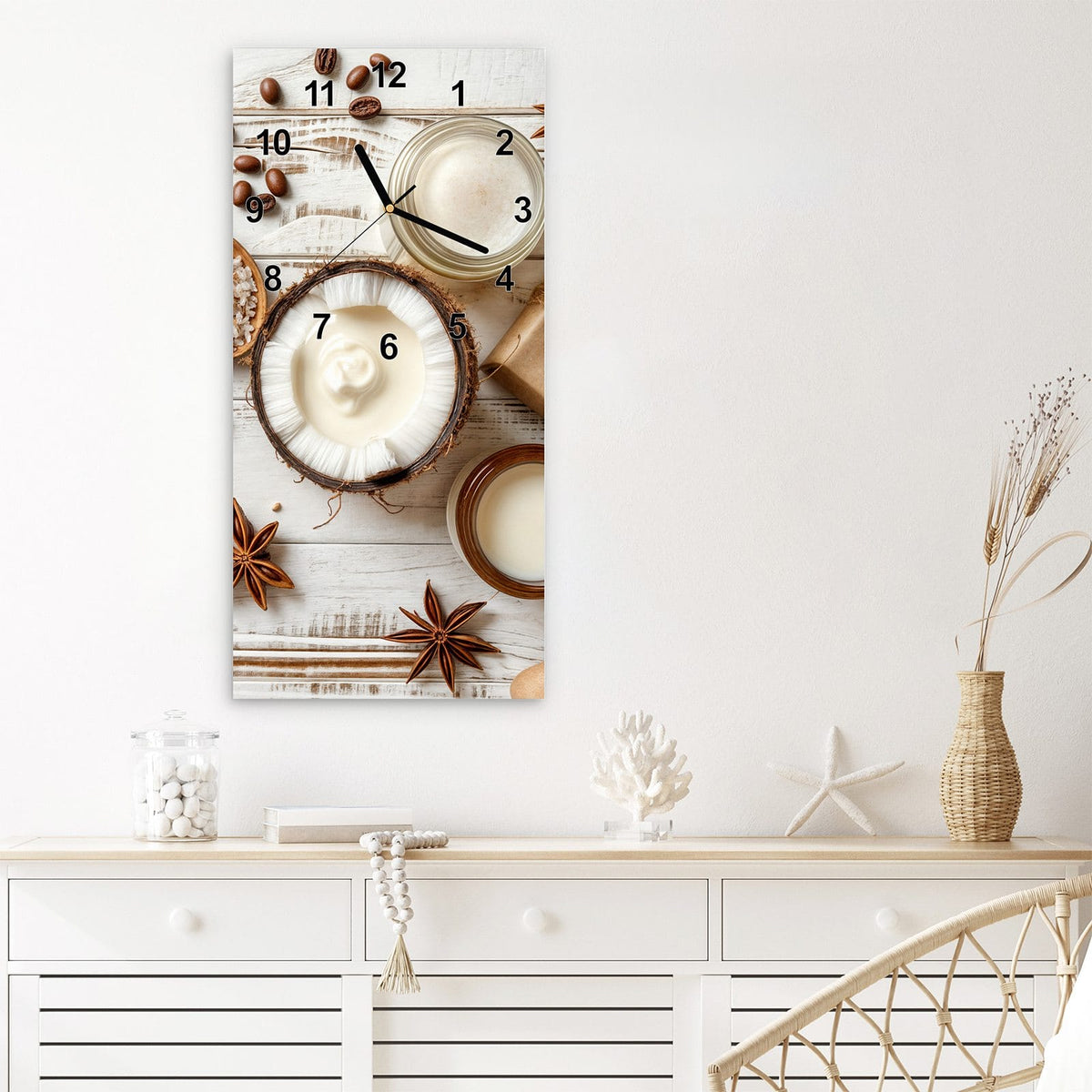 Wanduhr aus Glas im Hochformat Kokosnuss und Kaffee mit Ziffernblatt Modern über einem weißen Sideboard