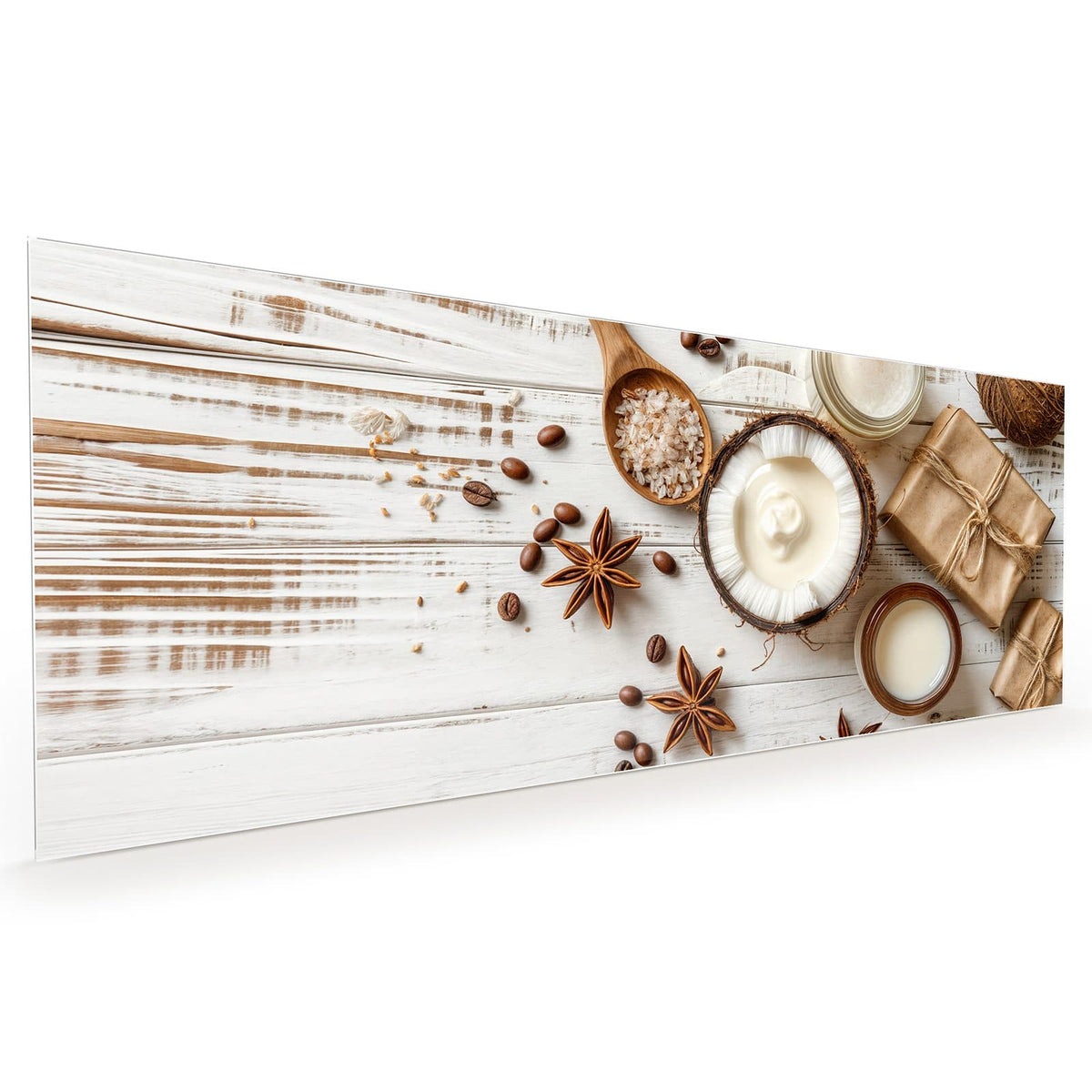 Küchenrückwand aus Glas im Hochformat: Flatlay auf weißem Holz: halbe Kokosnuss mit Creme, Cremetiegel, Kaffeebohnen, Anissterne, Salz im Holzlöffel