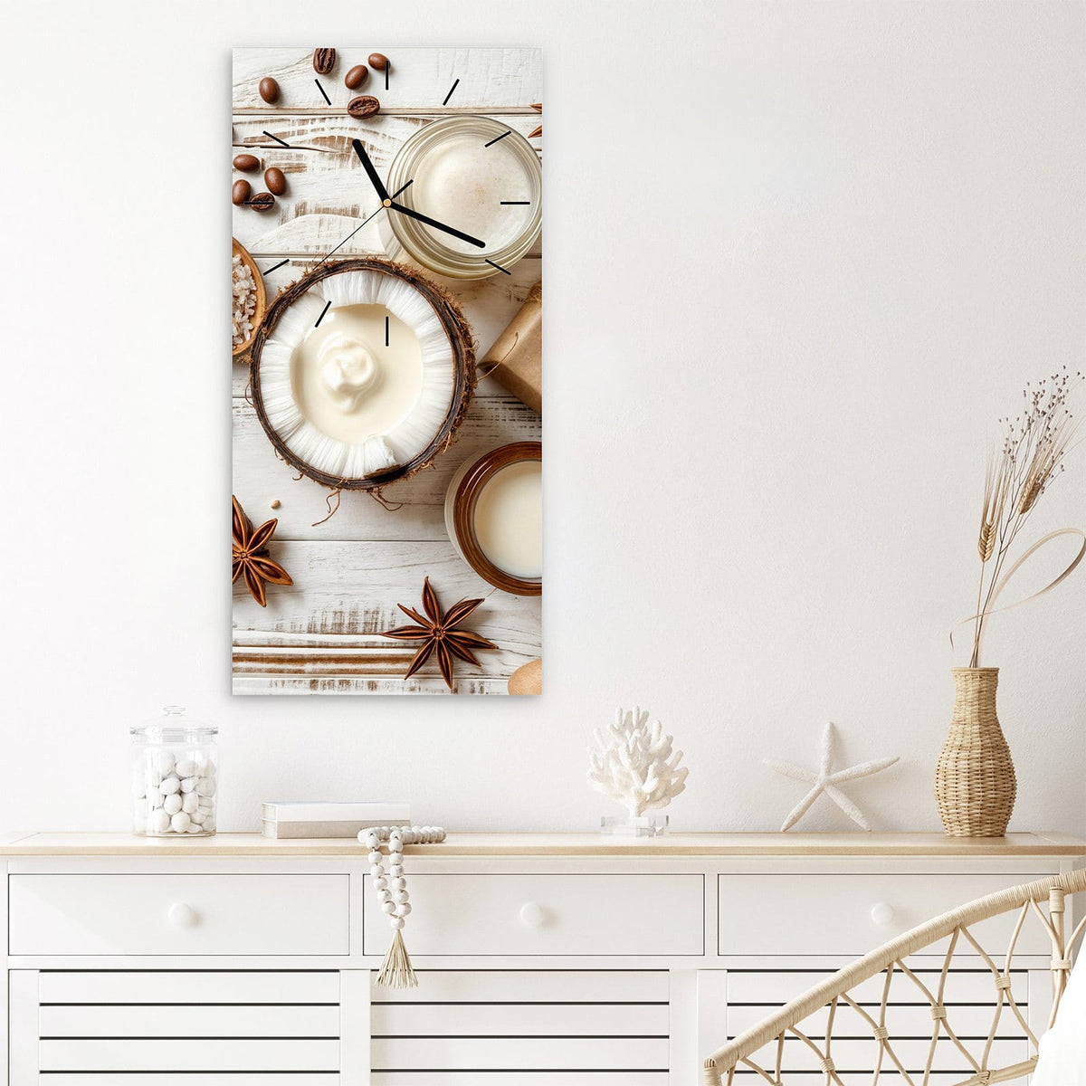 Wanduhr aus Glas im Hochformat Kokosnuss und Kaffee mit Ziffernblatt Linie über einem weißen Sideboard