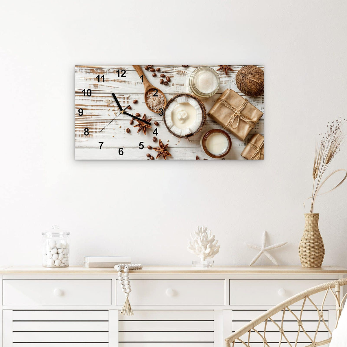 Wanduhr aus Glas im Querformat Kokosnuss und Kaffee mit Ziffernblatt Modern über einem weißen Sideboard