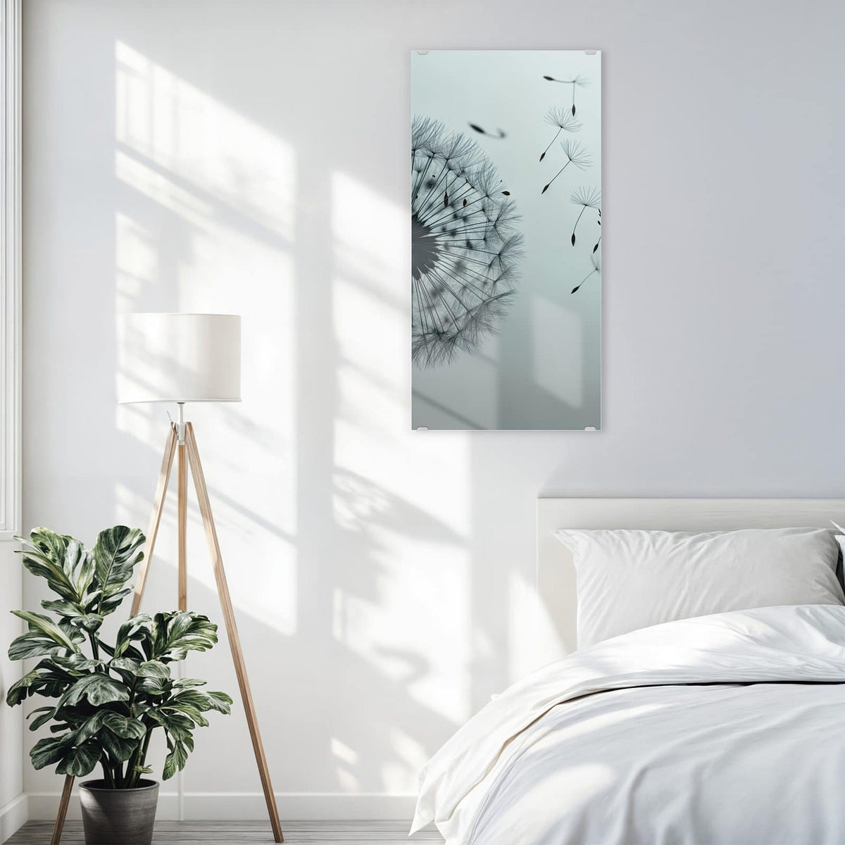 Glasbild Pusteblume in Graublau an der Wand – Pusteblumen-Silhouette vor kühlem graublauem Verlauf, rechts wehen einzelne Samen davon.