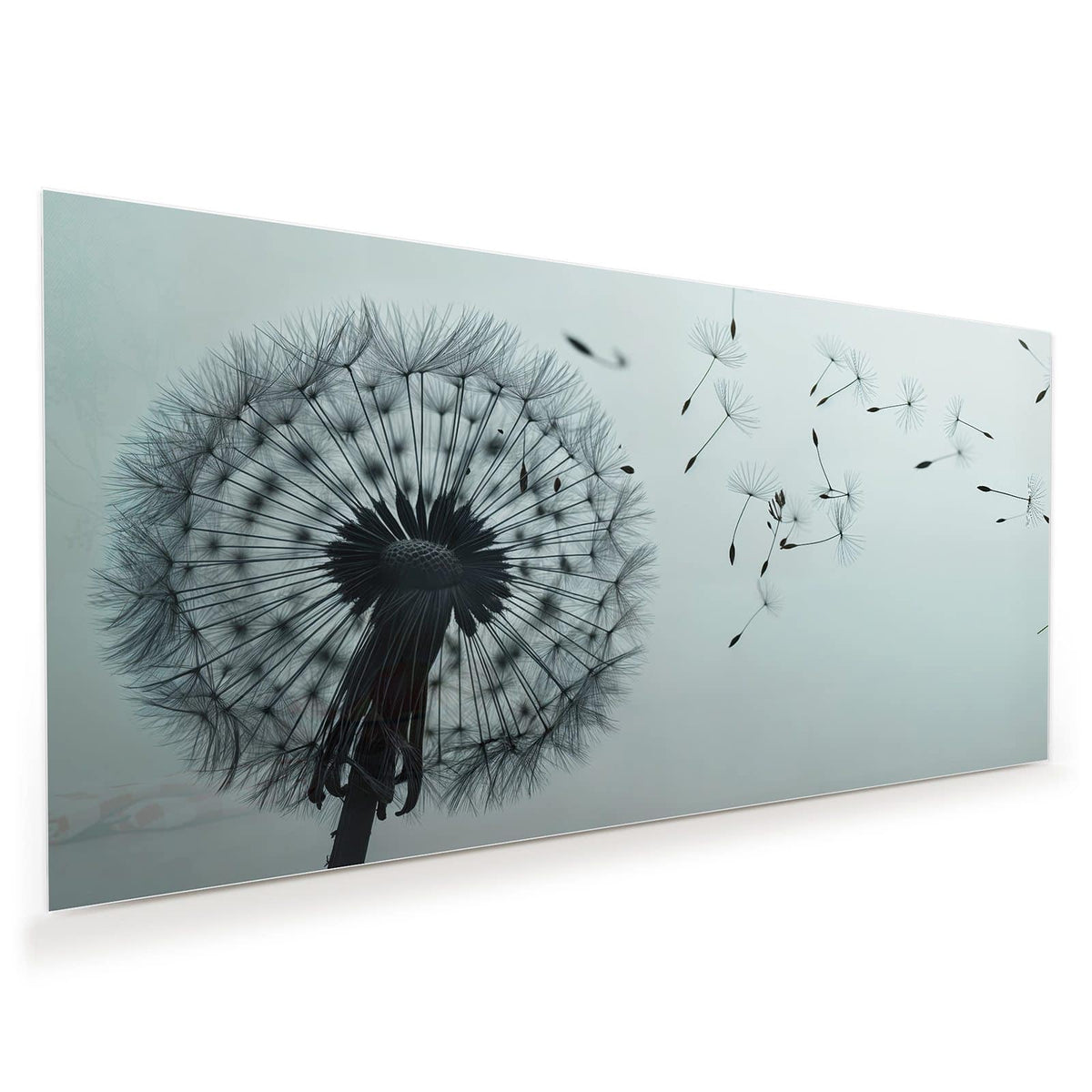 Pusteblumen-Silhouette vor kühlem graublauem Verlauf, rechts wehen einzelne Samen davon.