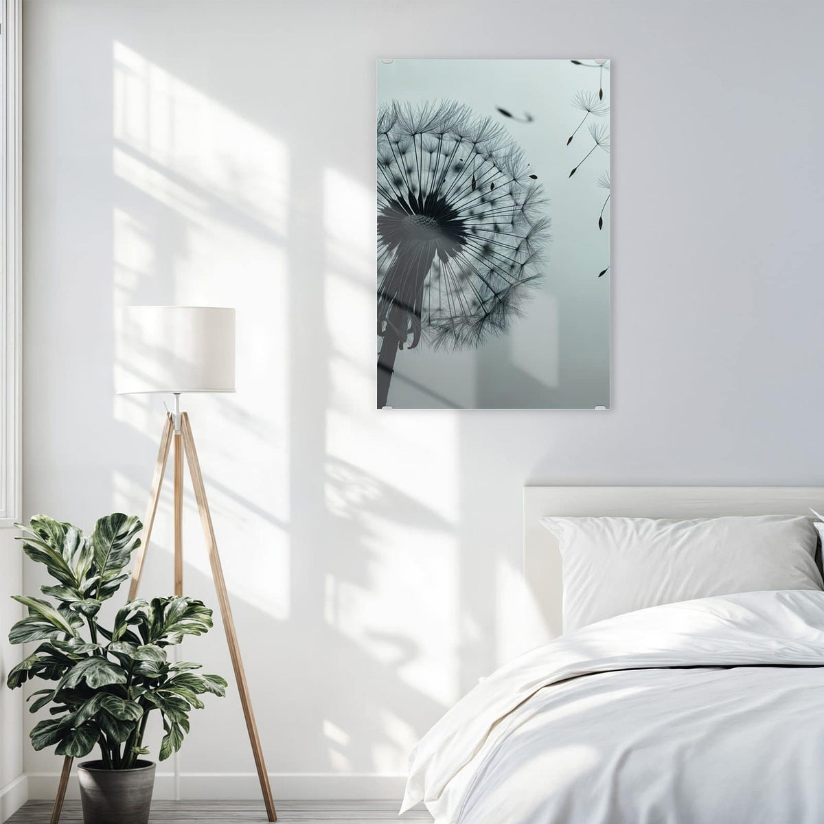 Glasbild Pusteblume in Graublau an der Wand – Pusteblumen-Silhouette vor kühlem graublauem Verlauf, rechts wehen einzelne Samen davon.