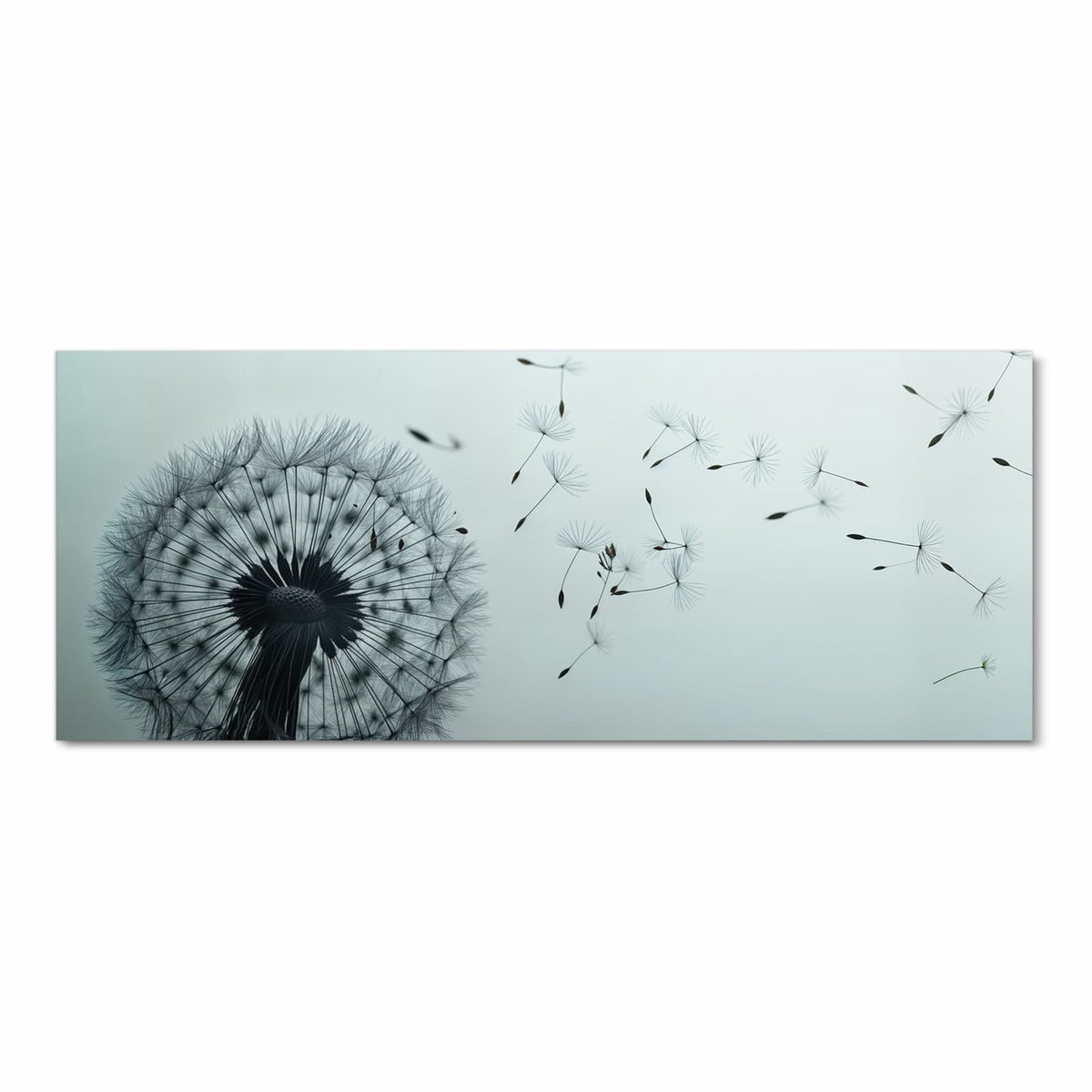 Pusteblumen-Silhouette vor kühlem graublauem Verlauf, rechts wehen einzelne Samen davon.
