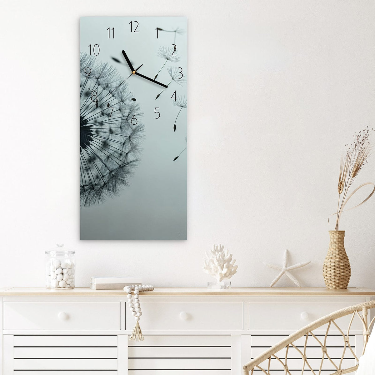 Wanduhr Sanfte Pusteblume aus Glas – Löwenzahn vor nebligem Grünblau