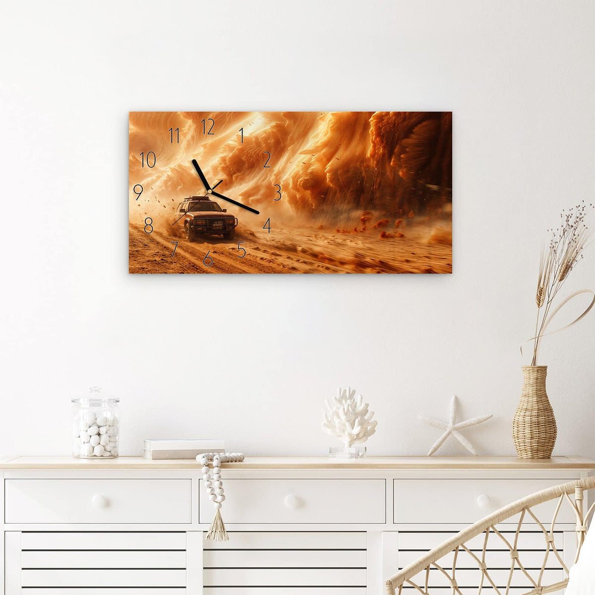Wanduhr Sandsturm Jeep Abenteuer aus Glas – Querformat 60 × 30 cm – Geländewagen im orangen Sandsturm