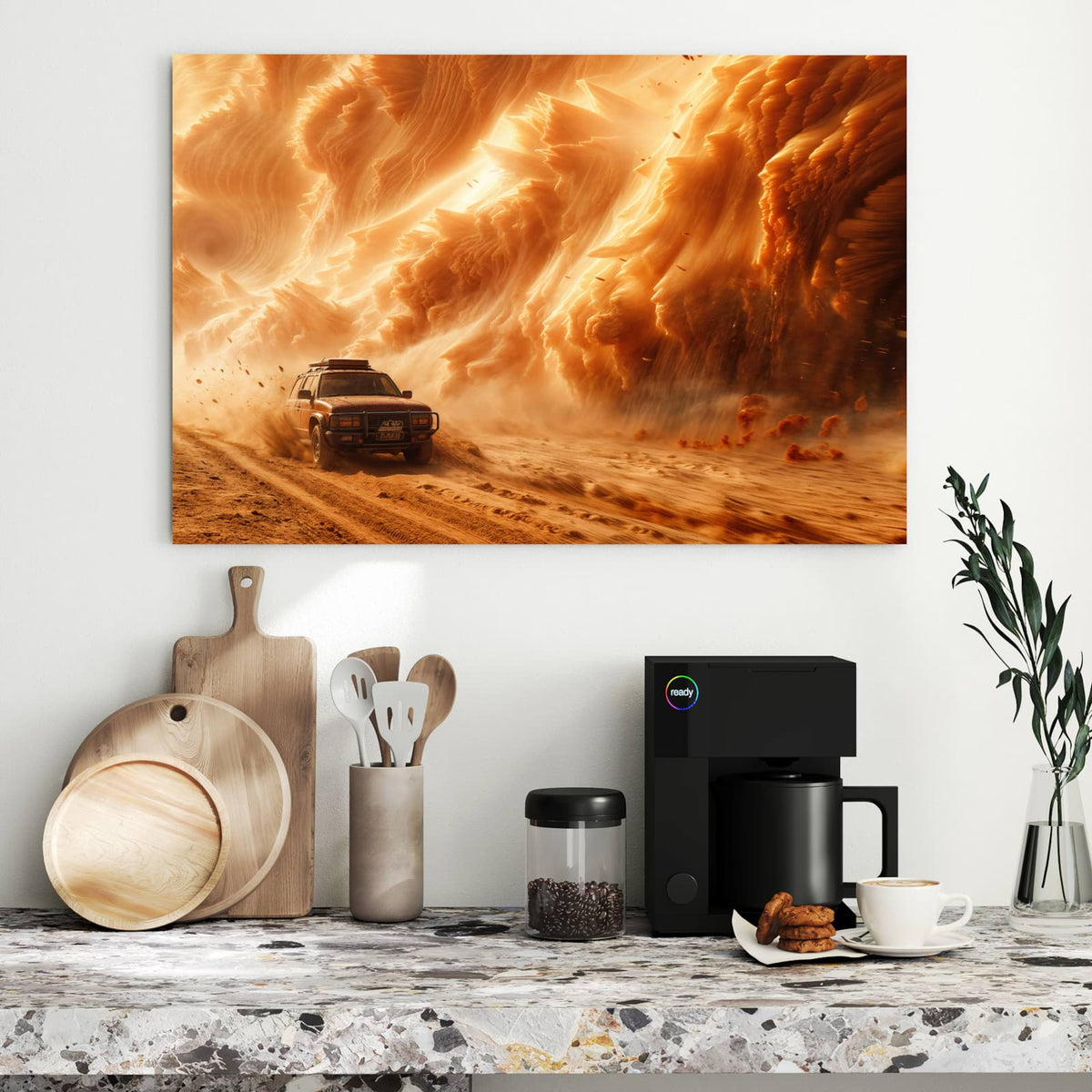 Geländewagen fährt vor einer riesigen orangen Sandsturmwand