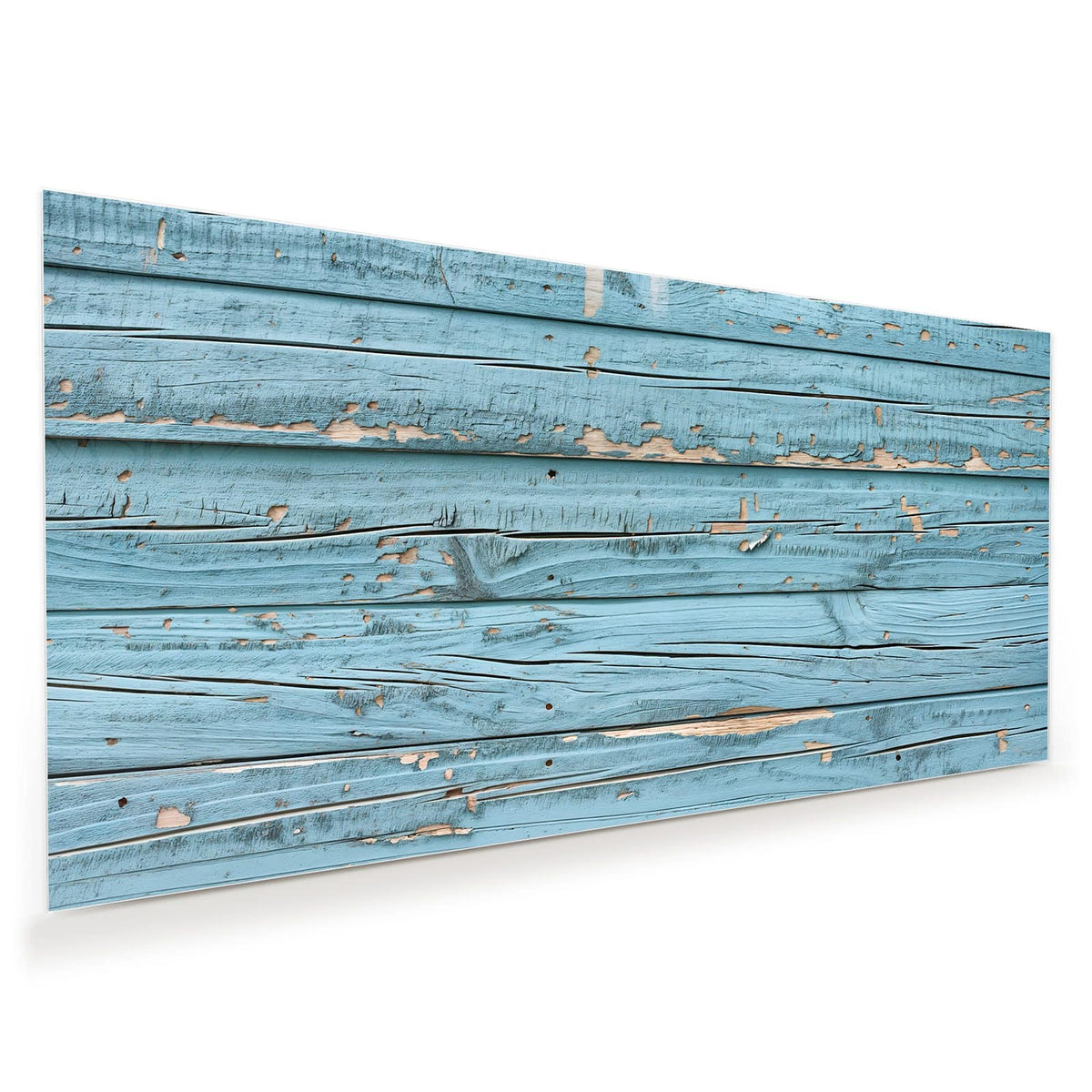 Waagerechte Bretter mit stark abblätternder hellblauer Farbe, darunter helles Holz