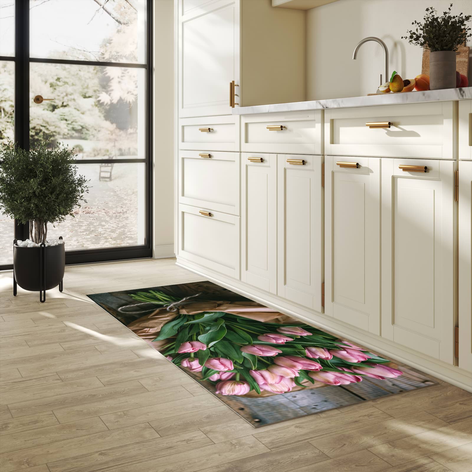 Fleckenresistenter Küchenläufer mit Motiv Rosa Tulpenstrauss in heller Küche
