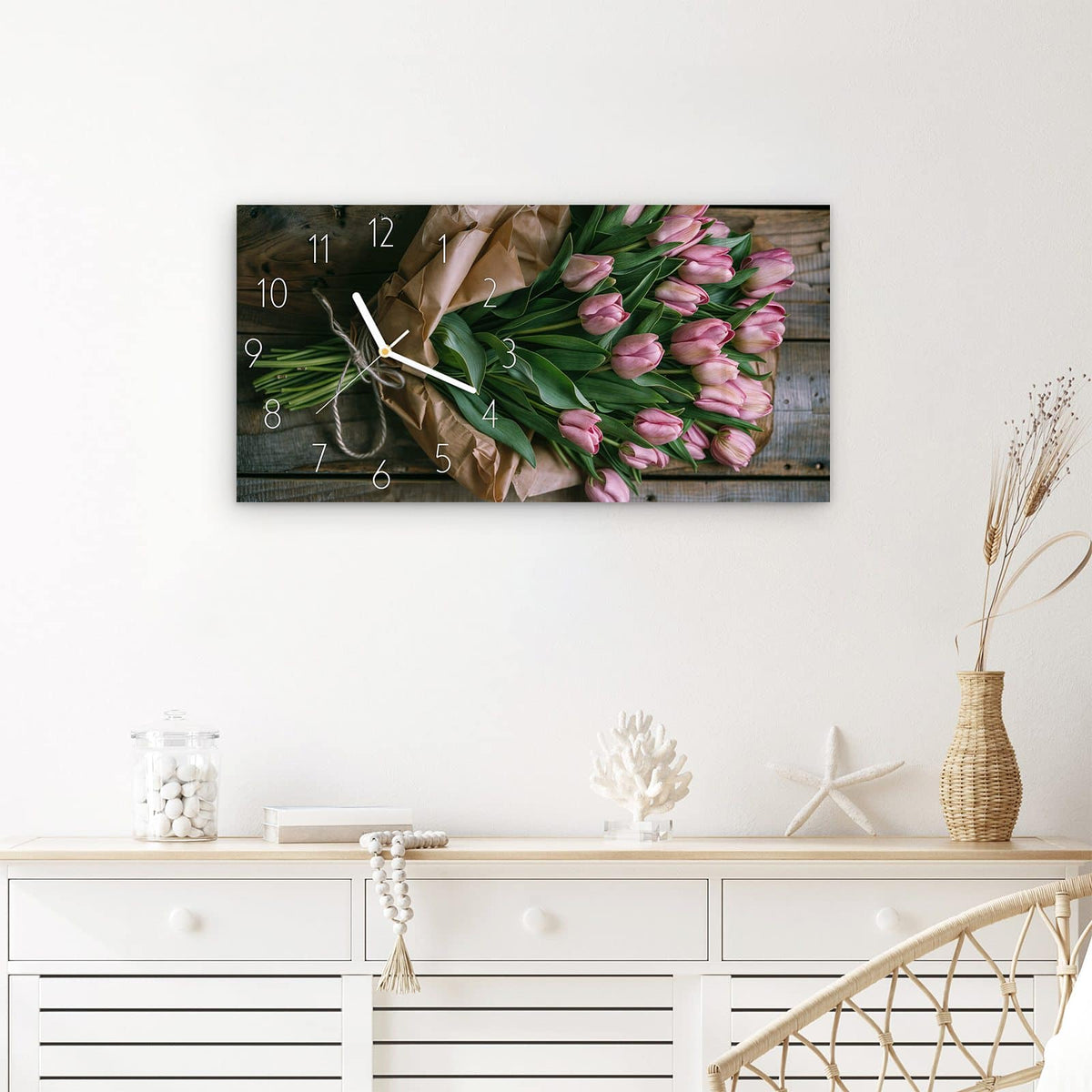 Wanduhr Rosa Tulpenstrauß aus Glas – Querformat 60 × 30 cm – Rosa Tulpen in braunem Packpapier