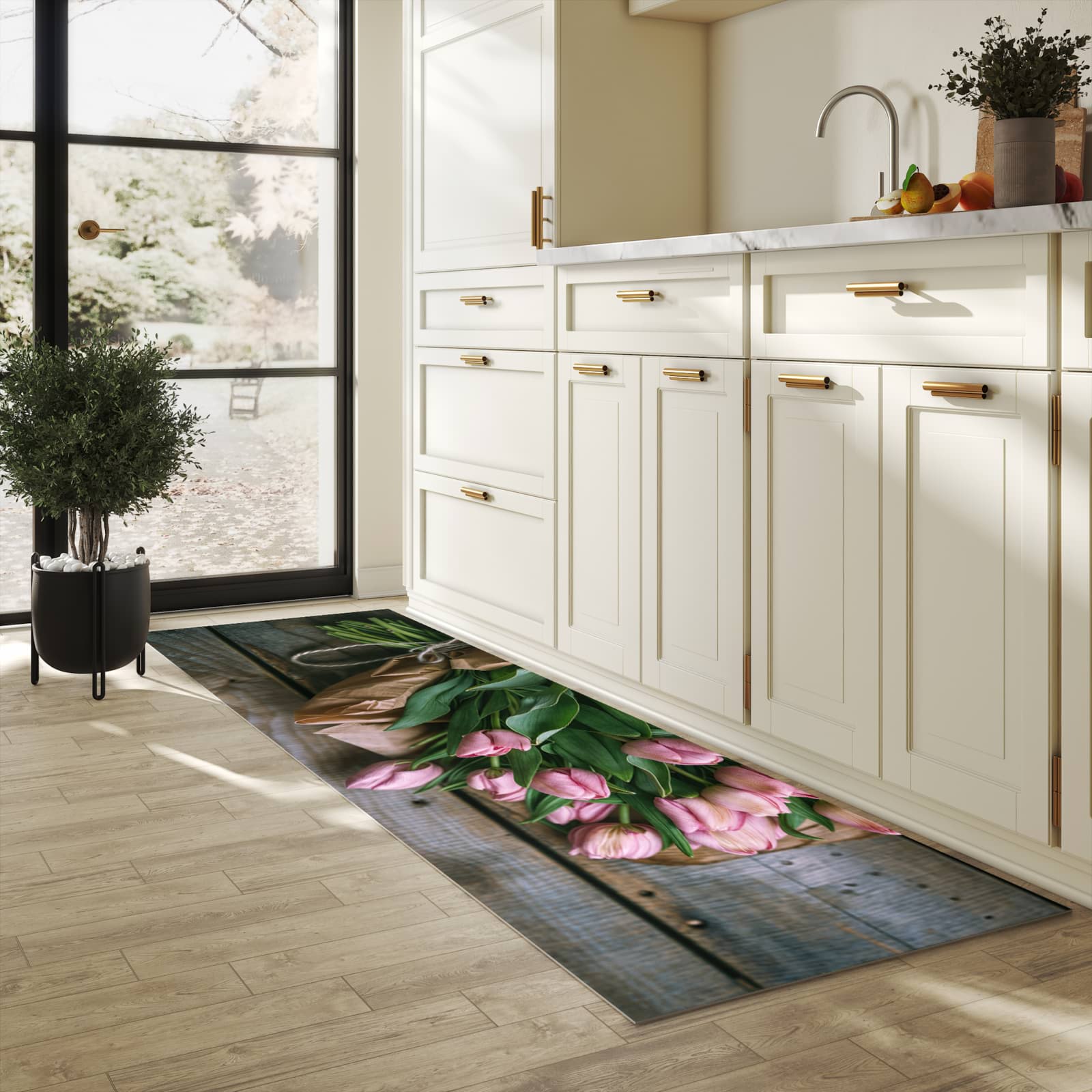 Geruchsneutraler rutschfester Küchenläufer mit Motiv Rosa Tulpenstrauss in heller Küche