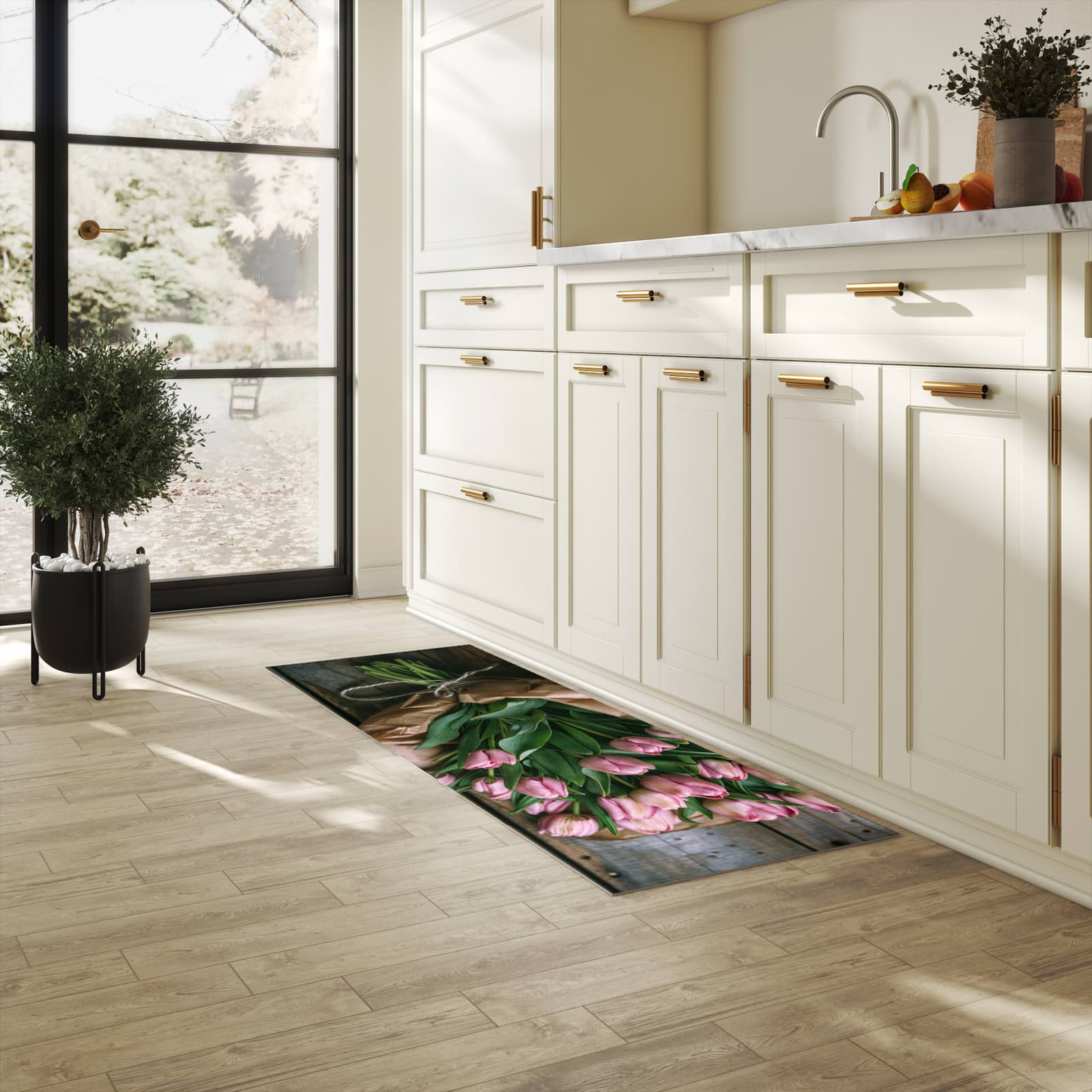 Geräuschdämpfender waschbarer Küchenteppich mit Motiv Rosa Tulpenstrauss in heller Küche