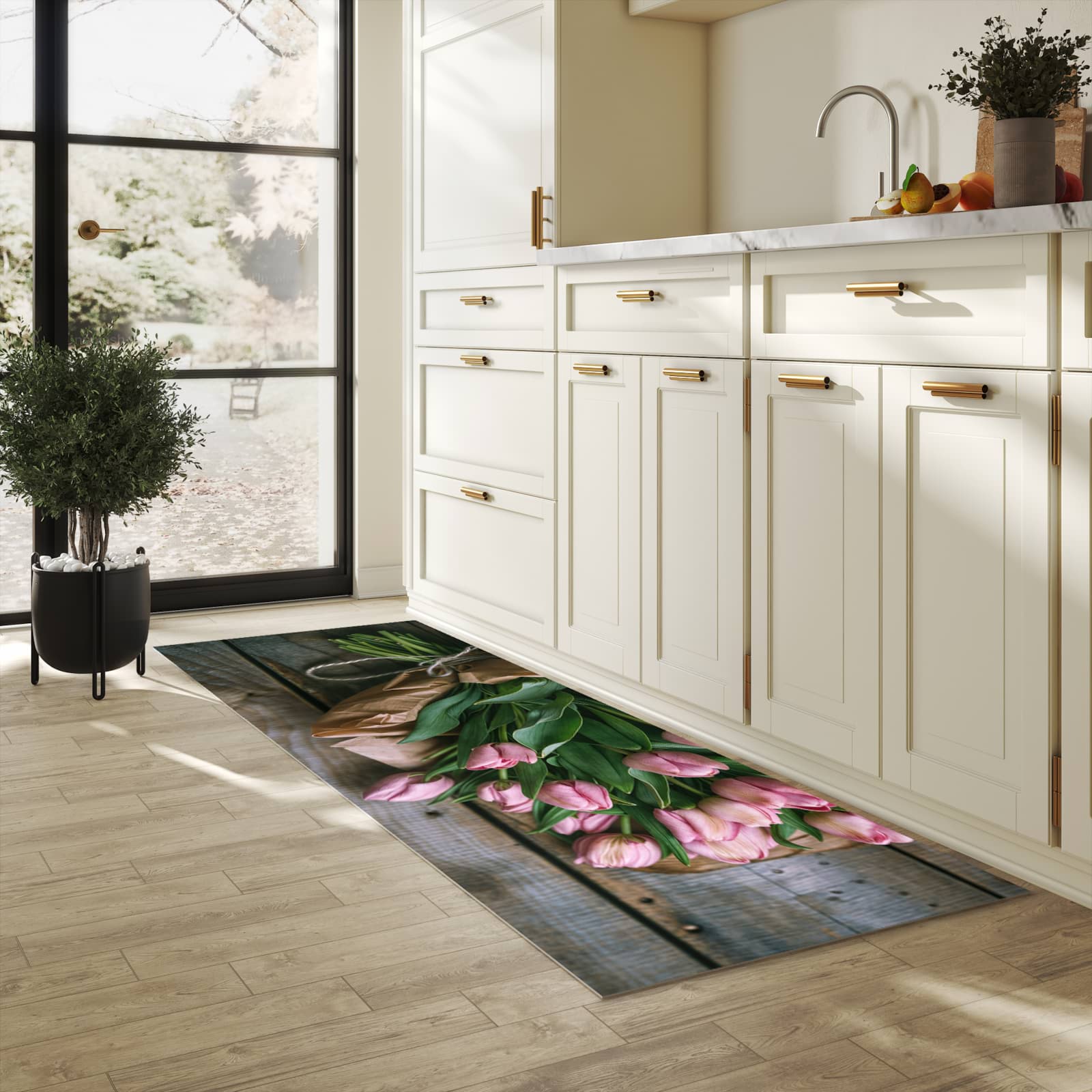 Schmutzabweisender Küchenläufer mit Motiv Rosa Tulpenstrauss in heller Küche