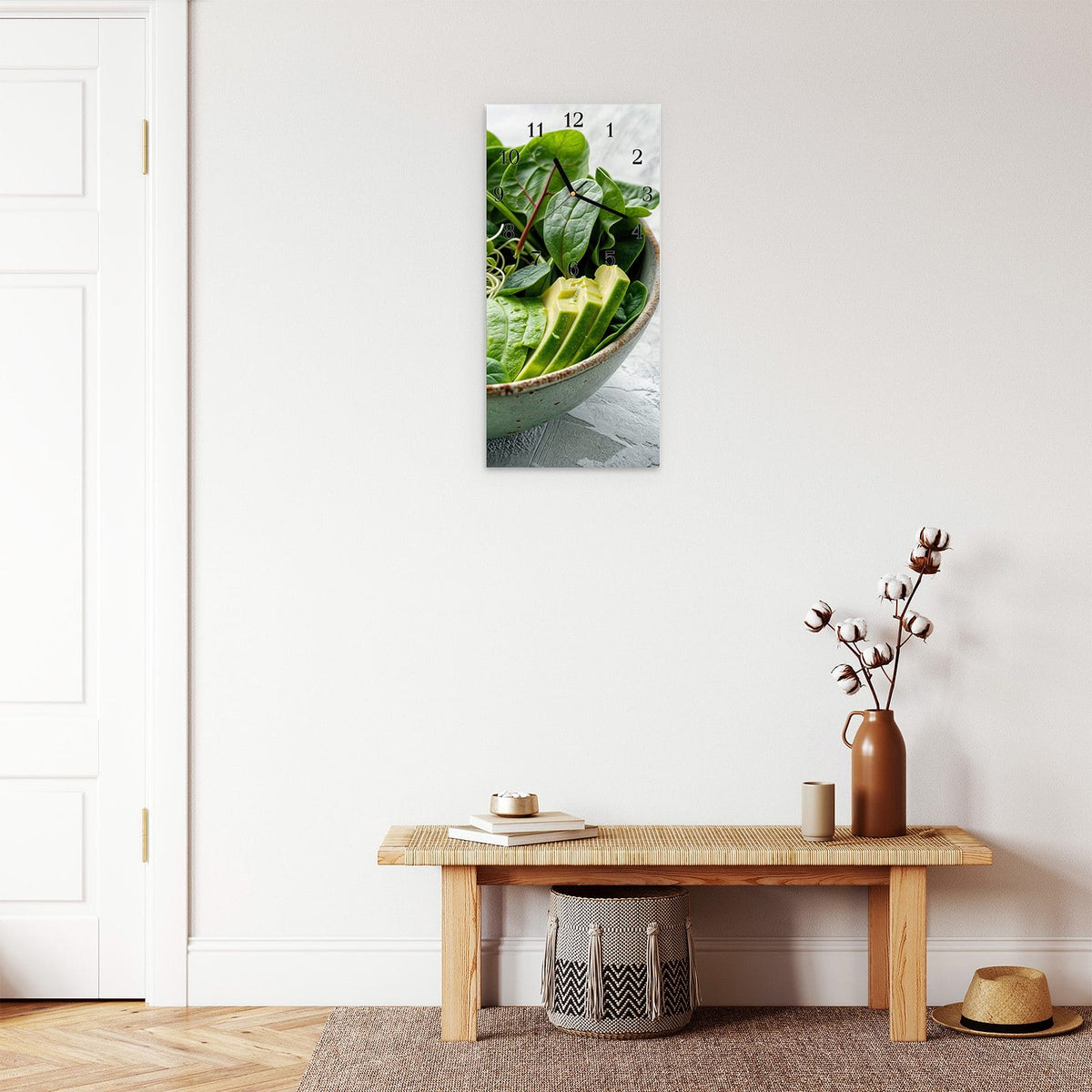 Moderne Wanduhr aus Glas mit Farbtiefe – Wanduhr Gesunder Salat aus Glas – Hochformat 30 × 60 cm