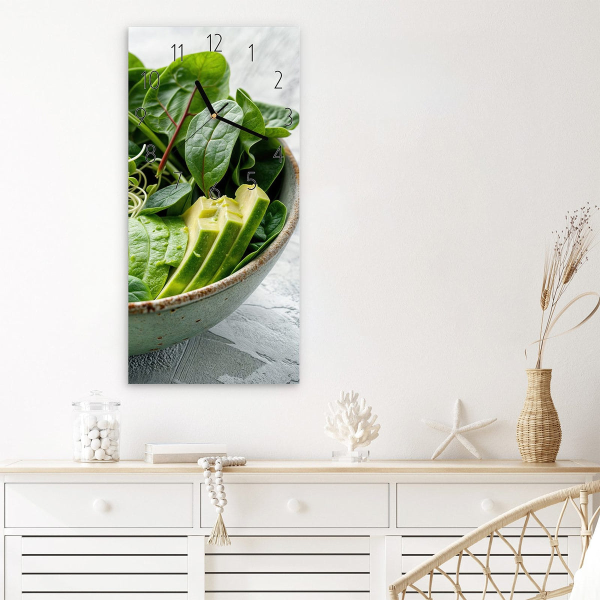 Wanduhr Gesunder Salat aus Glas – Grüne Salatschüssel mit Avocado