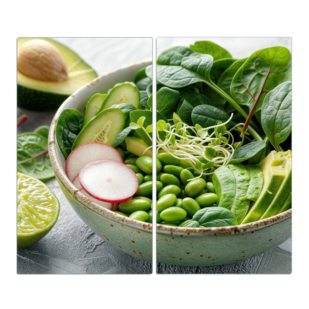 Grüne Schale mit Spinat, Gurke, Edamame, Radieschen und Sprossen, halbe Avocado und Limette daneben