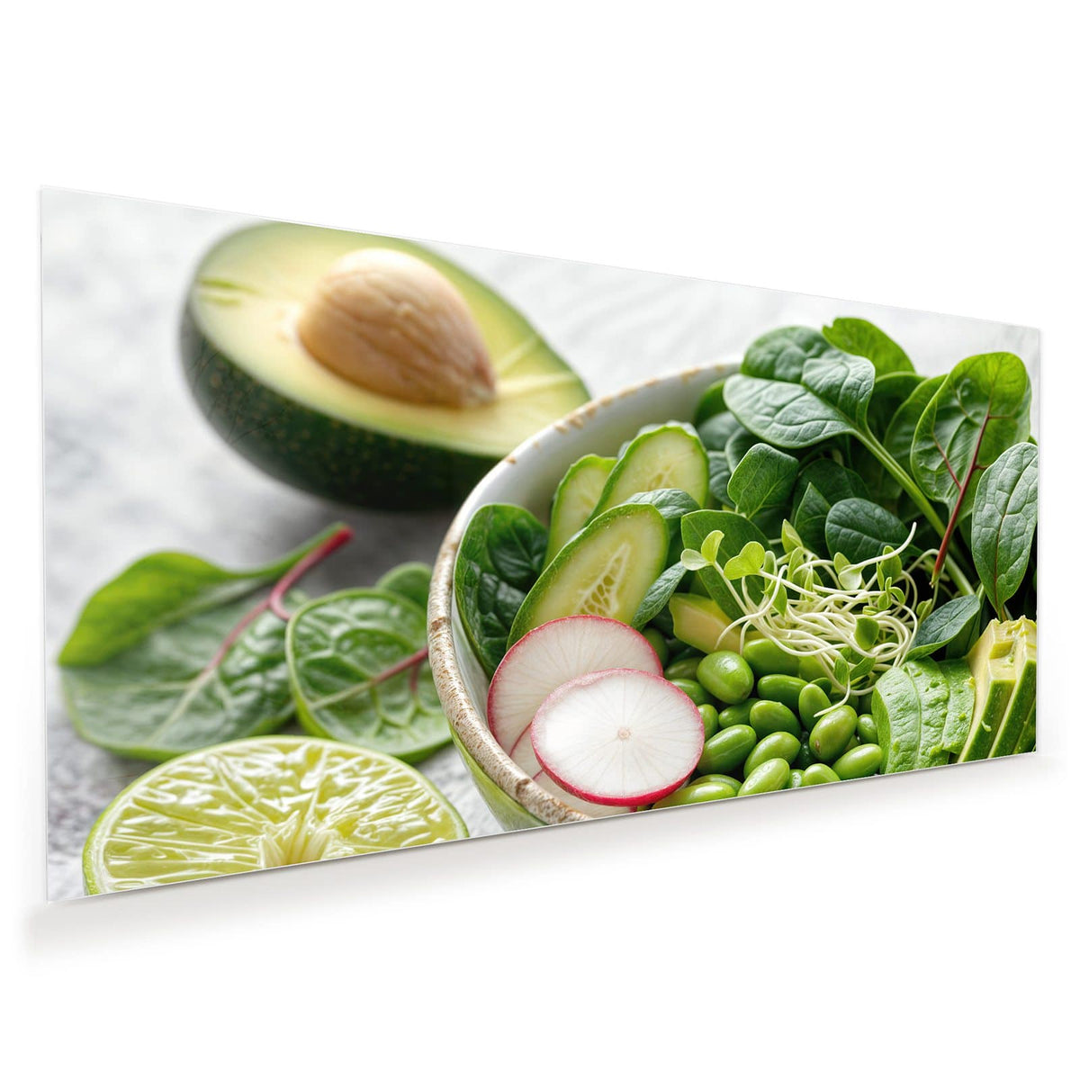 Grüne Schale mit Spinat, Gurke, Edamame, Radieschen und Sprossen, halbe Avocado und Limette daneben