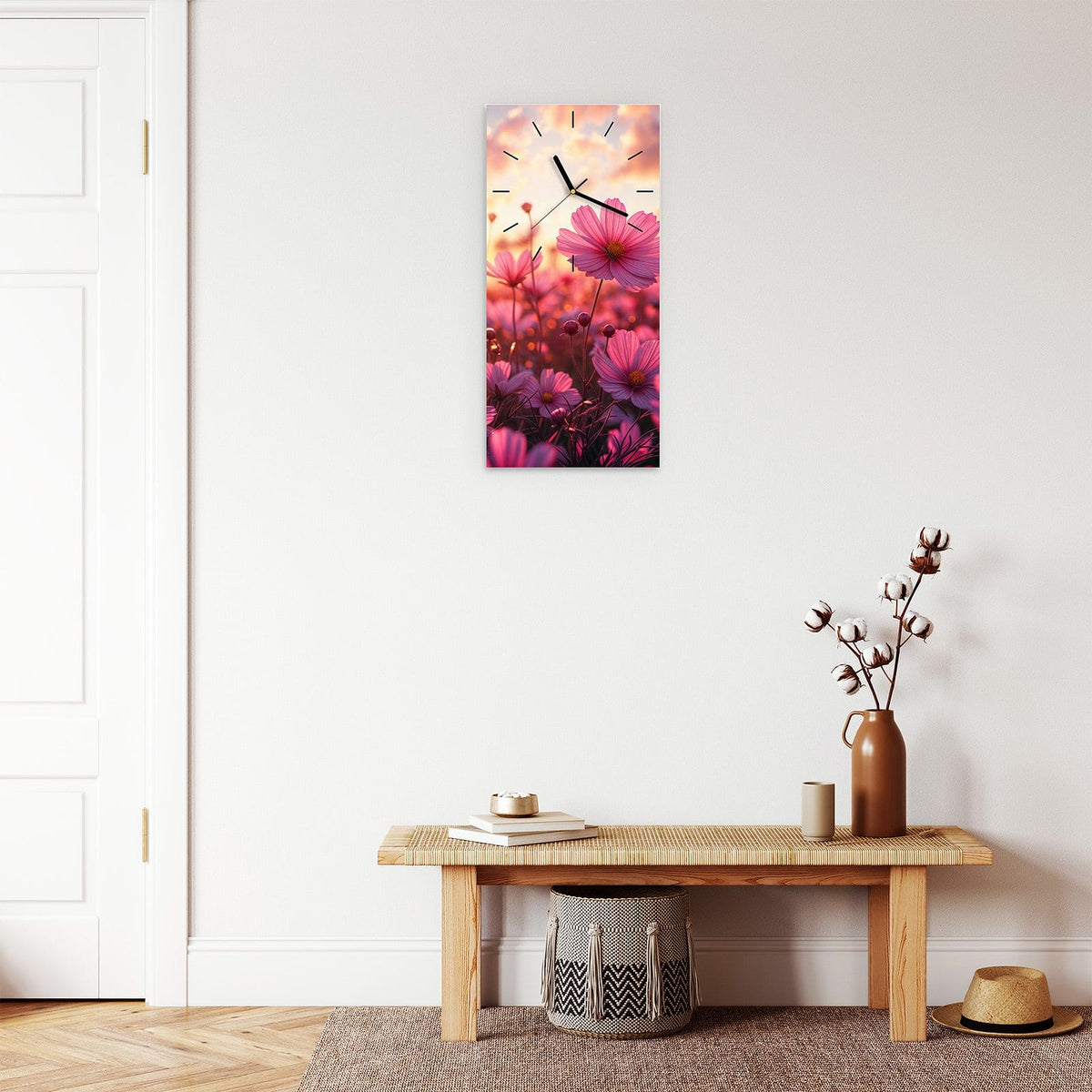 Wanduhr aus Glas im Hochformat Cosmeen im Abendlicht mit Ziffernblatt Linie über einer Holzbank im Flur