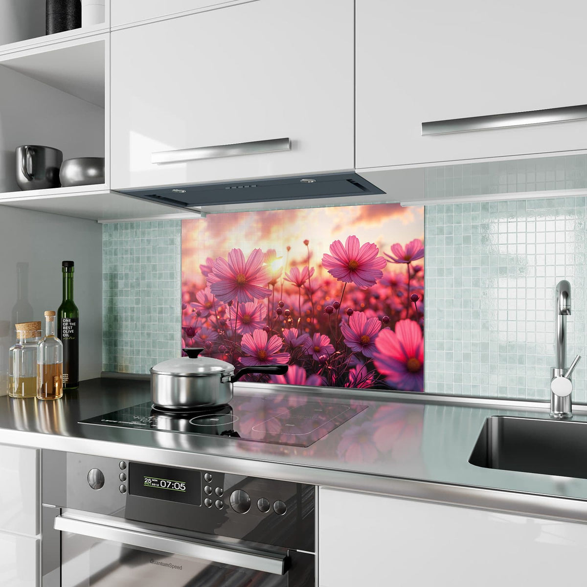 Küchenrückwand aus Glas Cosmeen im Abendlicht im Hochformat als Spritzschutz hinter dem Kochfeld, über dem Fliesenspiegel montiert