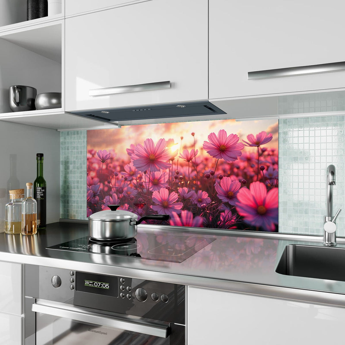 Küchenrückwand aus Glas Cosmeen im Abendlicht im Hochformat als Spritzschutz hinter dem Kochfeld, über dem Fliesenspiegel montiert
