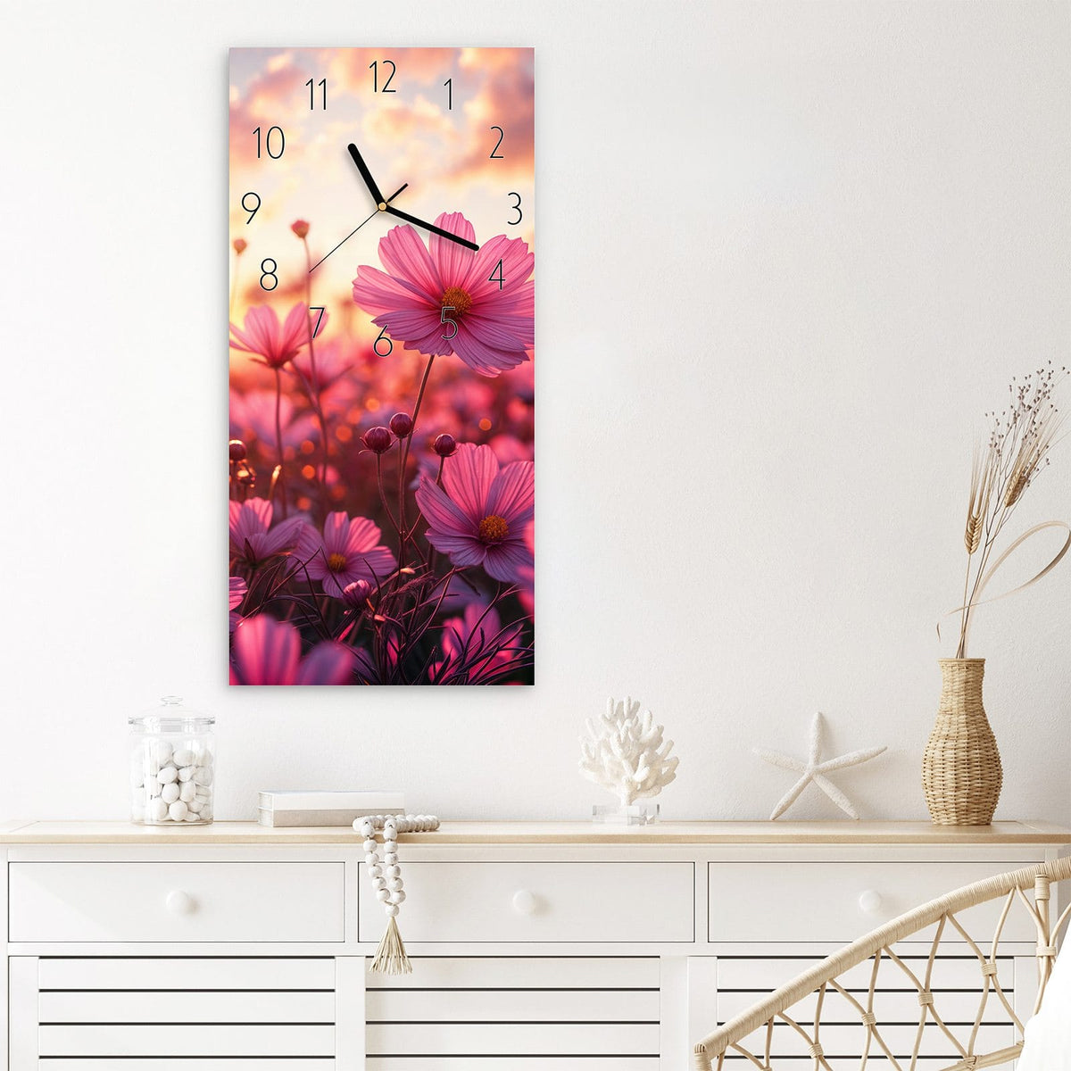 Wanduhr aus Glas im Hochformat Cosmeen im Abendlicht mit Ziffernblatt Elegant über einem weißen Sideboard