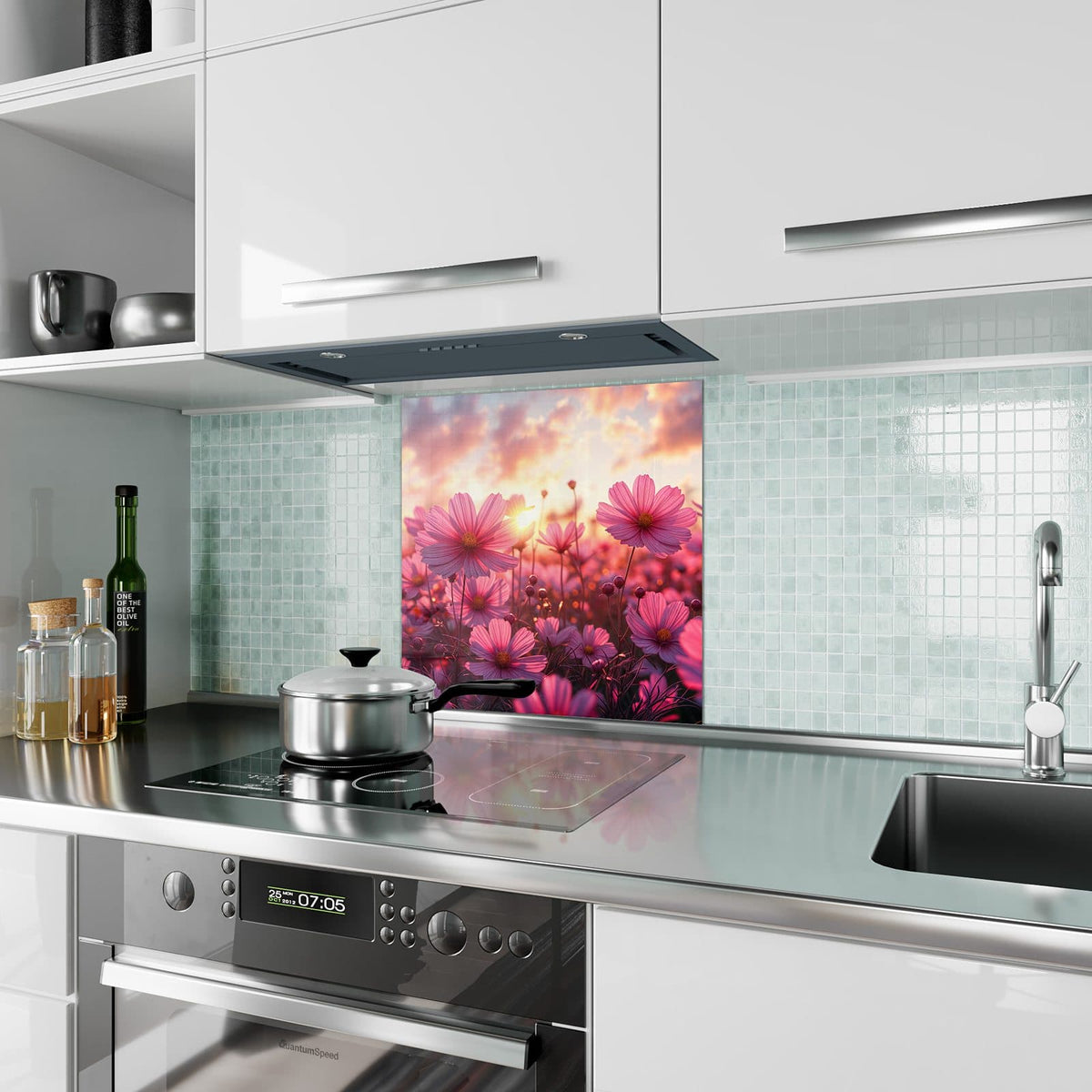 Küchenrückwand aus Glas Cosmeen im Abendlicht im quadratischen Format als Spritzschutz hinter dem Kochfeld, über dem Fliesenspiegel montiert