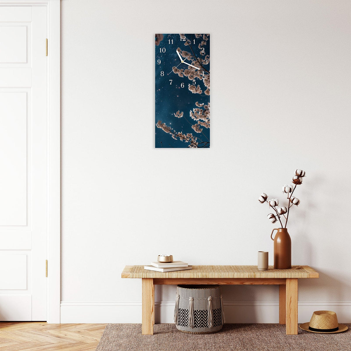 Moderne Wanduhr aus Glas mit Farbtiefe – Wanduhr Blüten im Mondlicht aus Glas – Hochformat 30 × 60 cm