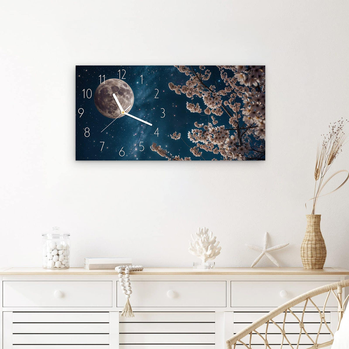 Wanduhr Blüten im Mondlicht aus Glas – Querformat 60 × 30 cm – Kirschblüten vor großem Vollmond