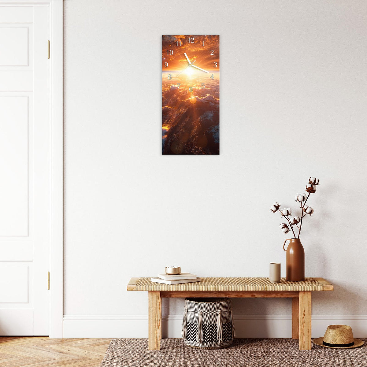 Moderne Wanduhr aus Glas mit Farbtiefe – Wanduhr Erde Sonnenaufgang aus Glas – Hochformat 30 × 60 cm